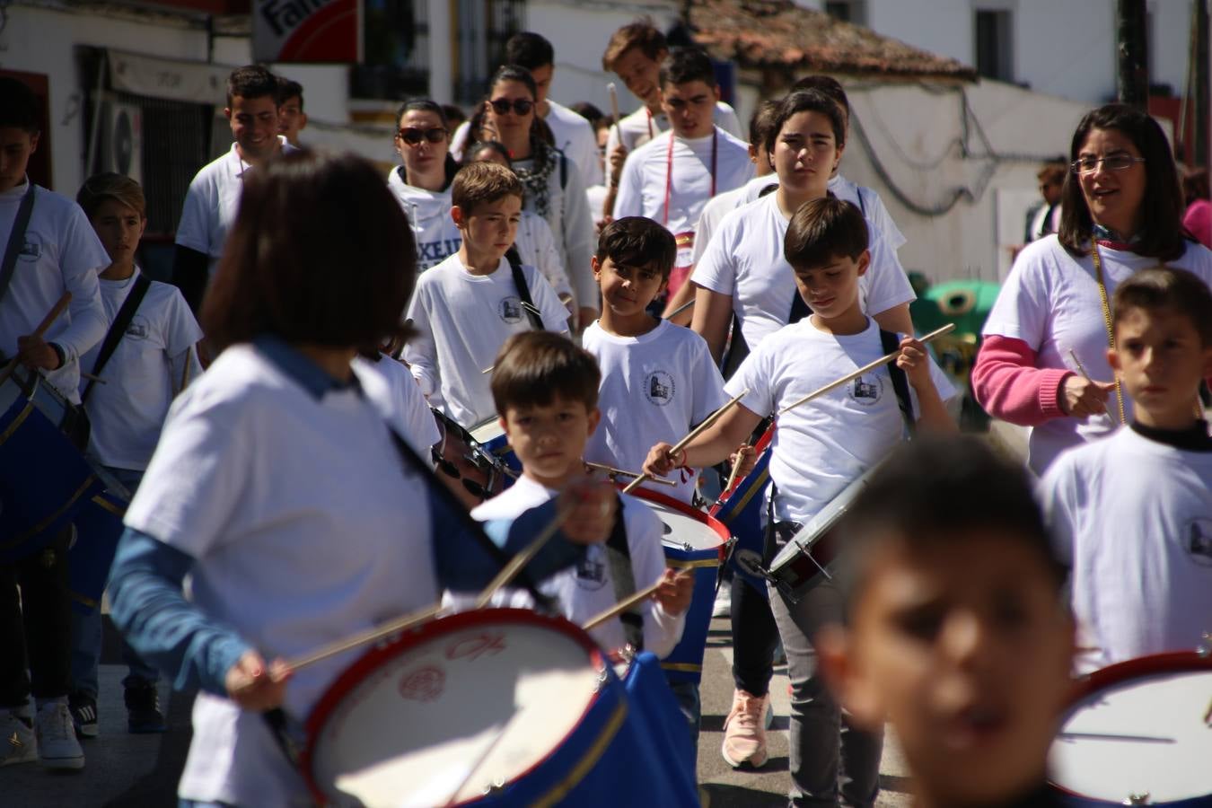 El Colegio 'Sotomayor y Terrazas' ha celebrado, esta mañana, su III Certamen escolar de bandas, organizado por el área de Música de este centro educativo, bajo la dirección de la maestra Loli Guzmán. A las puertas de la Semana Santa de Jerez, la actividad ha tenido como objetivo acercar la música a los niños y trabajar con ellos los sones que acompañan esta celebración. Esta edición ha contado, también, con la participación de alumnos del Colegio de Educación Especial 'Nuestra Señora de Aguasantas', la Agrupación Musical 'Nuestro Padre Jesús Nazareno', la Banda de CC. y TT. de 'Nuestra Señora del Rosario' y la Agrupación Musical 'Maestro Sousa'. Además, como novedad, se ha realizado un desfile previo por las calles del popular 'Barrio Alto'.