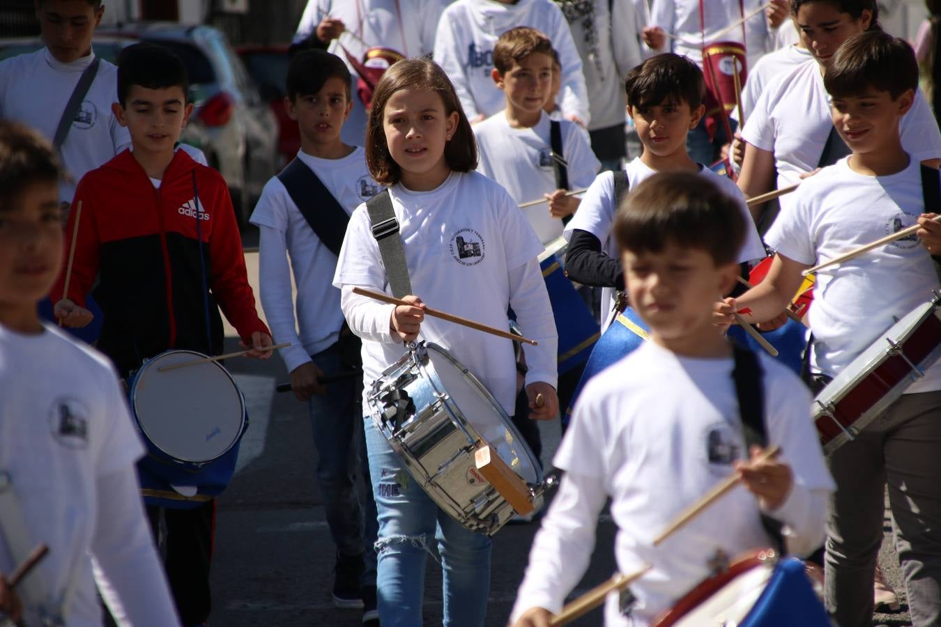 El Colegio 'Sotomayor y Terrazas' ha celebrado, esta mañana, su III Certamen escolar de bandas, organizado por el área de Música de este centro educativo, bajo la dirección de la maestra Loli Guzmán. A las puertas de la Semana Santa de Jerez, la actividad ha tenido como objetivo acercar la música a los niños y trabajar con ellos los sones que acompañan esta celebración. Esta edición ha contado, también, con la participación de alumnos del Colegio de Educación Especial 'Nuestra Señora de Aguasantas', la Agrupación Musical 'Nuestro Padre Jesús Nazareno', la Banda de CC. y TT. de 'Nuestra Señora del Rosario' y la Agrupación Musical 'Maestro Sousa'. Además, como novedad, se ha realizado un desfile previo por las calles del popular 'Barrio Alto'.
