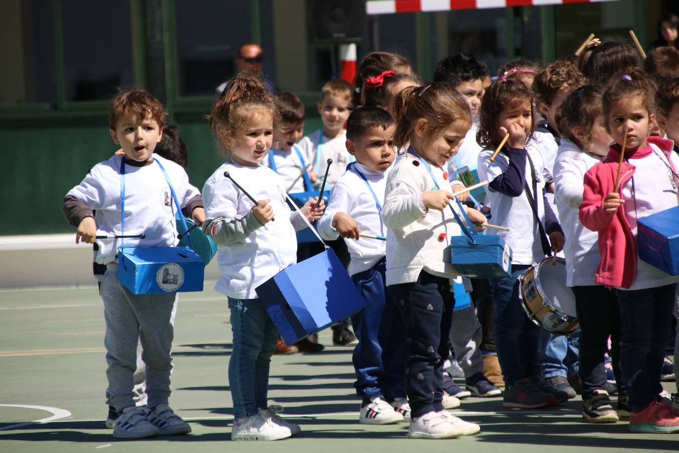 El Colegio 'Sotomayor y Terrazas' ha celebrado, esta mañana, su III Certamen escolar de bandas, organizado por el área de Música de este centro educativo, bajo la dirección de la maestra Loli Guzmán. A las puertas de la Semana Santa de Jerez, la actividad ha tenido como objetivo acercar la música a los niños y trabajar con ellos los sones que acompañan esta celebración. Esta edición ha contado, también, con la participación de alumnos del Colegio de Educación Especial 'Nuestra Señora de Aguasantas', la Agrupación Musical 'Nuestro Padre Jesús Nazareno', la Banda de CC. y TT. de 'Nuestra Señora del Rosario' y la Agrupación Musical 'Maestro Sousa'. Además, como novedad, se ha realizado un desfile previo por las calles del popular 'Barrio Alto'.