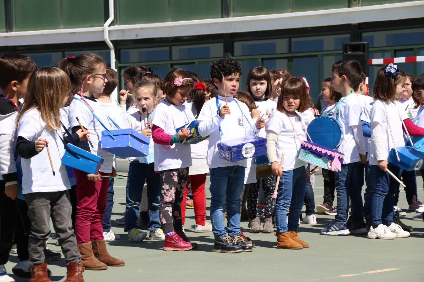 El Colegio 'Sotomayor y Terrazas' ha celebrado, esta mañana, su III Certamen escolar de bandas, organizado por el área de Música de este centro educativo, bajo la dirección de la maestra Loli Guzmán. A las puertas de la Semana Santa de Jerez, la actividad ha tenido como objetivo acercar la música a los niños y trabajar con ellos los sones que acompañan esta celebración. Esta edición ha contado, también, con la participación de alumnos del Colegio de Educación Especial 'Nuestra Señora de Aguasantas', la Agrupación Musical 'Nuestro Padre Jesús Nazareno', la Banda de CC. y TT. de 'Nuestra Señora del Rosario' y la Agrupación Musical 'Maestro Sousa'. Además, como novedad, se ha realizado un desfile previo por las calles del popular 'Barrio Alto'.