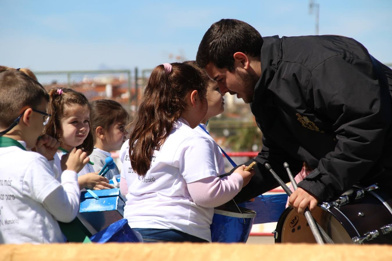El Colegio 'Sotomayor y Terrazas' ha celebrado, esta mañana, su III Certamen escolar de bandas, organizado por el área de Música de este centro educativo, bajo la dirección de la maestra Loli Guzmán. A las puertas de la Semana Santa de Jerez, la actividad ha tenido como objetivo acercar la música a los niños y trabajar con ellos los sones que acompañan esta celebración. Esta edición ha contado, también, con la participación de alumnos del Colegio de Educación Especial 'Nuestra Señora de Aguasantas', la Agrupación Musical 'Nuestro Padre Jesús Nazareno', la Banda de CC. y TT. de 'Nuestra Señora del Rosario' y la Agrupación Musical 'Maestro Sousa'. Además, como novedad, se ha realizado un desfile previo por las calles del popular 'Barrio Alto'.