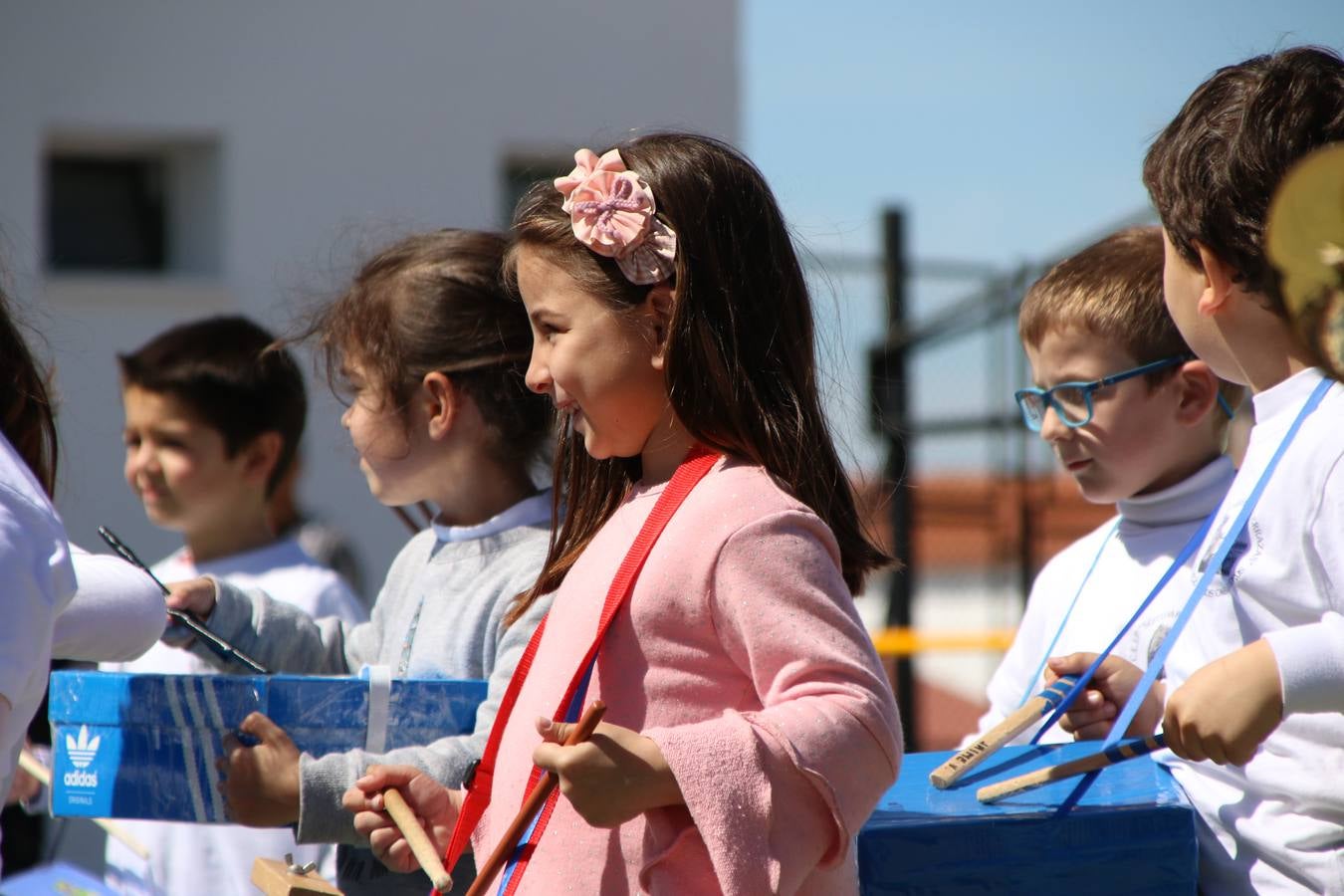 El Colegio 'Sotomayor y Terrazas' ha celebrado, esta mañana, su III Certamen escolar de bandas, organizado por el área de Música de este centro educativo, bajo la dirección de la maestra Loli Guzmán. A las puertas de la Semana Santa de Jerez, la actividad ha tenido como objetivo acercar la música a los niños y trabajar con ellos los sones que acompañan esta celebración. Esta edición ha contado, también, con la participación de alumnos del Colegio de Educación Especial 'Nuestra Señora de Aguasantas', la Agrupación Musical 'Nuestro Padre Jesús Nazareno', la Banda de CC. y TT. de 'Nuestra Señora del Rosario' y la Agrupación Musical 'Maestro Sousa'. Además, como novedad, se ha realizado un desfile previo por las calles del popular 'Barrio Alto'.