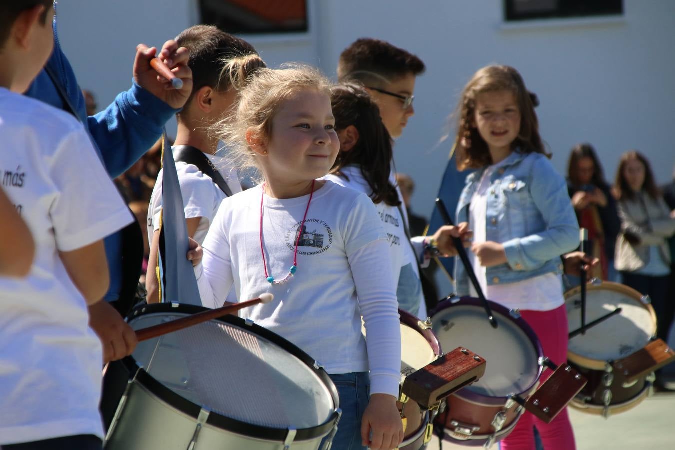 El Colegio 'Sotomayor y Terrazas' ha celebrado, esta mañana, su III Certamen escolar de bandas, organizado por el área de Música de este centro educativo, bajo la dirección de la maestra Loli Guzmán. A las puertas de la Semana Santa de Jerez, la actividad ha tenido como objetivo acercar la música a los niños y trabajar con ellos los sones que acompañan esta celebración. Esta edición ha contado, también, con la participación de alumnos del Colegio de Educación Especial 'Nuestra Señora de Aguasantas', la Agrupación Musical 'Nuestro Padre Jesús Nazareno', la Banda de CC. y TT. de 'Nuestra Señora del Rosario' y la Agrupación Musical 'Maestro Sousa'. Además, como novedad, se ha realizado un desfile previo por las calles del popular 'Barrio Alto'.