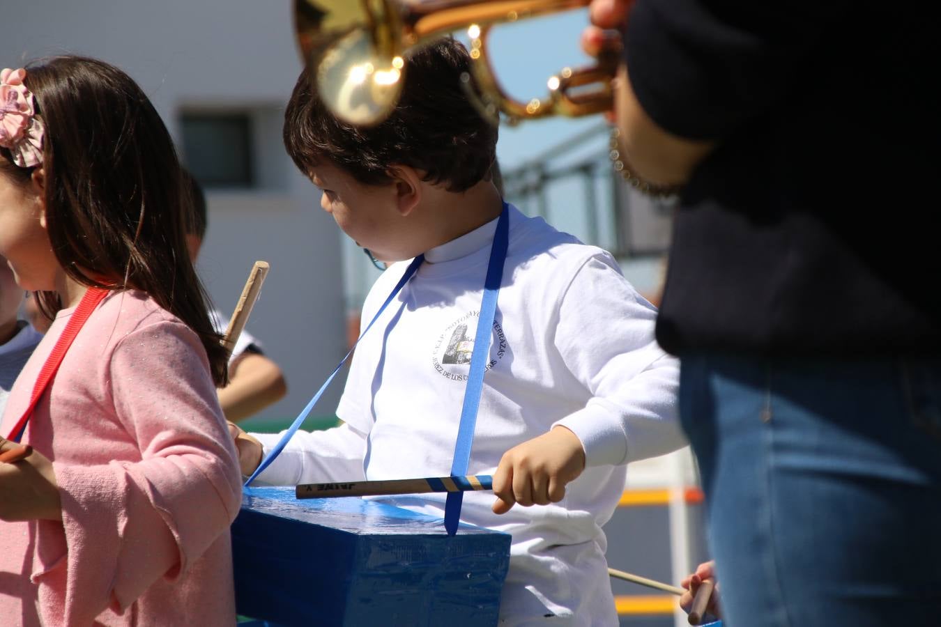 El Colegio 'Sotomayor y Terrazas' ha celebrado, esta mañana, su III Certamen escolar de bandas, organizado por el área de Música de este centro educativo, bajo la dirección de la maestra Loli Guzmán. A las puertas de la Semana Santa de Jerez, la actividad ha tenido como objetivo acercar la música a los niños y trabajar con ellos los sones que acompañan esta celebración. Esta edición ha contado, también, con la participación de alumnos del Colegio de Educación Especial 'Nuestra Señora de Aguasantas', la Agrupación Musical 'Nuestro Padre Jesús Nazareno', la Banda de CC. y TT. de 'Nuestra Señora del Rosario' y la Agrupación Musical 'Maestro Sousa'. Además, como novedad, se ha realizado un desfile previo por las calles del popular 'Barrio Alto'.