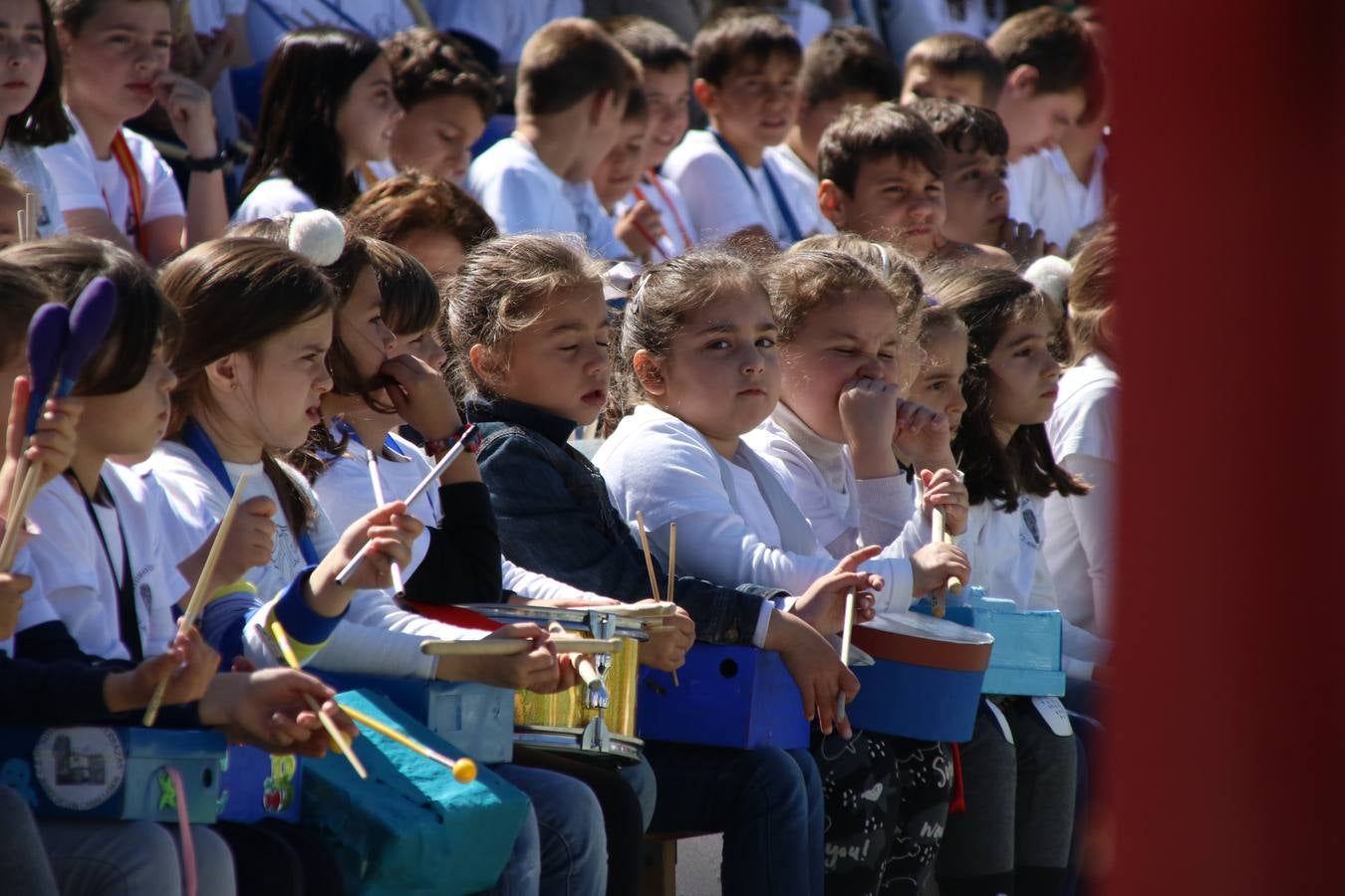 El Colegio 'Sotomayor y Terrazas' ha celebrado, esta mañana, su III Certamen escolar de bandas, organizado por el área de Música de este centro educativo, bajo la dirección de la maestra Loli Guzmán. A las puertas de la Semana Santa de Jerez, la actividad ha tenido como objetivo acercar la música a los niños y trabajar con ellos los sones que acompañan esta celebración. Esta edición ha contado, también, con la participación de alumnos del Colegio de Educación Especial 'Nuestra Señora de Aguasantas', la Agrupación Musical 'Nuestro Padre Jesús Nazareno', la Banda de CC. y TT. de 'Nuestra Señora del Rosario' y la Agrupación Musical 'Maestro Sousa'. Además, como novedad, se ha realizado un desfile previo por las calles del popular 'Barrio Alto'.