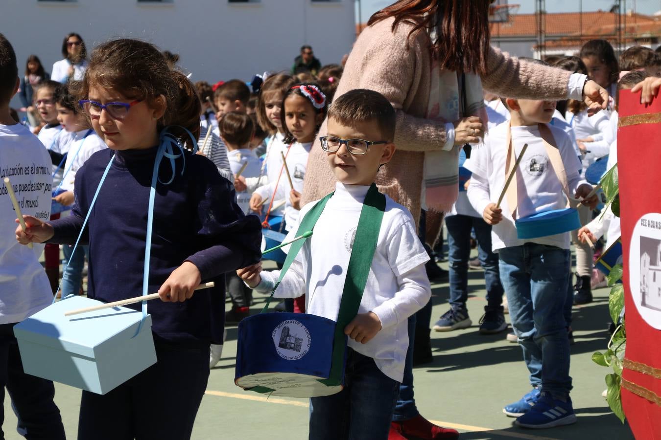 El Colegio 'Sotomayor y Terrazas' ha celebrado, esta mañana, su III Certamen escolar de bandas, organizado por el área de Música de este centro educativo, bajo la dirección de la maestra Loli Guzmán. A las puertas de la Semana Santa de Jerez, la actividad ha tenido como objetivo acercar la música a los niños y trabajar con ellos los sones que acompañan esta celebración. Esta edición ha contado, también, con la participación de alumnos del Colegio de Educación Especial 'Nuestra Señora de Aguasantas', la Agrupación Musical 'Nuestro Padre Jesús Nazareno', la Banda de CC. y TT. de 'Nuestra Señora del Rosario' y la Agrupación Musical 'Maestro Sousa'. Además, como novedad, se ha realizado un desfile previo por las calles del popular 'Barrio Alto'.