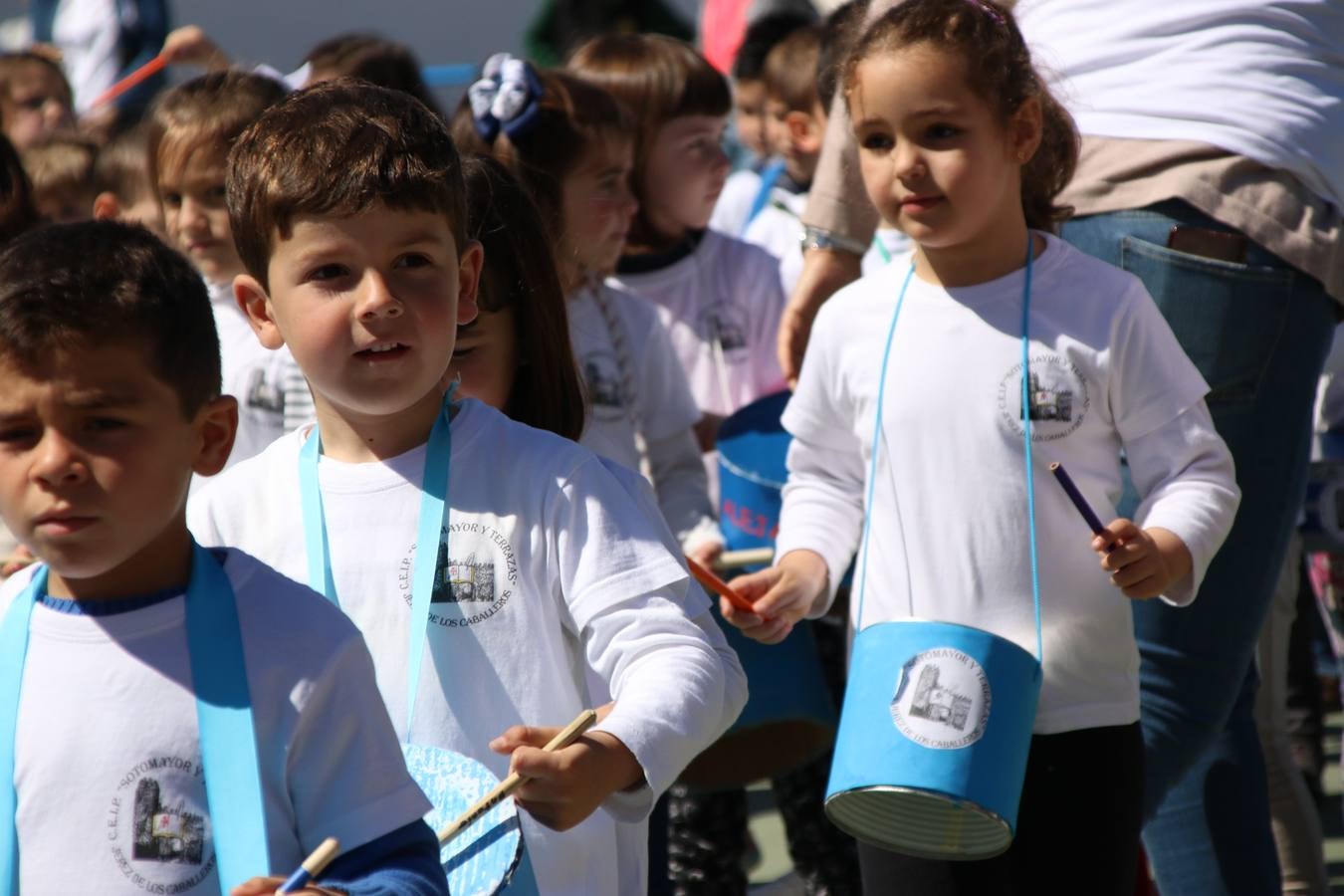 El Colegio 'Sotomayor y Terrazas' ha celebrado, esta mañana, su III Certamen escolar de bandas, organizado por el área de Música de este centro educativo, bajo la dirección de la maestra Loli Guzmán. A las puertas de la Semana Santa de Jerez, la actividad ha tenido como objetivo acercar la música a los niños y trabajar con ellos los sones que acompañan esta celebración. Esta edición ha contado, también, con la participación de alumnos del Colegio de Educación Especial 'Nuestra Señora de Aguasantas', la Agrupación Musical 'Nuestro Padre Jesús Nazareno', la Banda de CC. y TT. de 'Nuestra Señora del Rosario' y la Agrupación Musical 'Maestro Sousa'. Además, como novedad, se ha realizado un desfile previo por las calles del popular 'Barrio Alto'.
