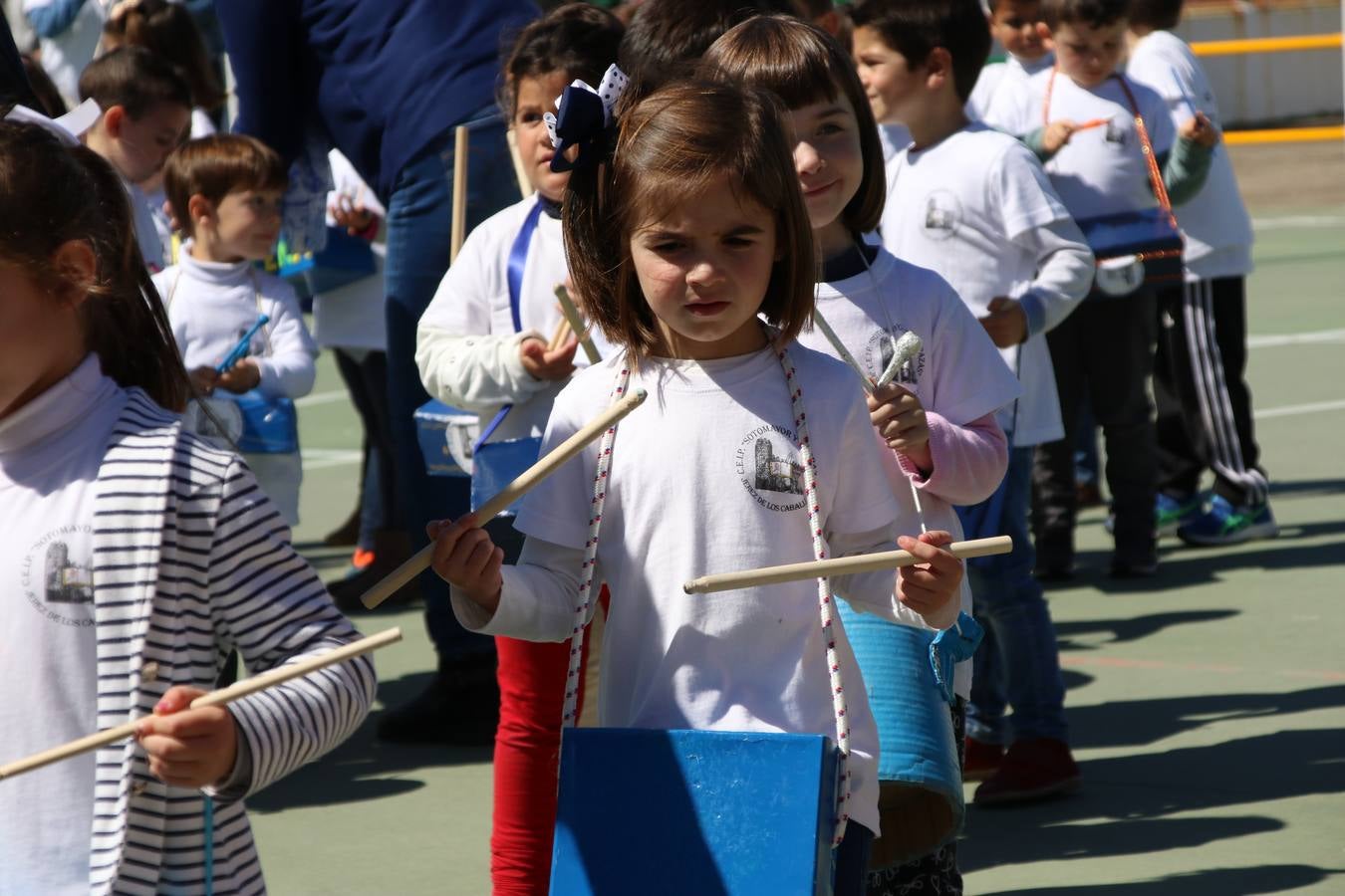 El Colegio 'Sotomayor y Terrazas' ha celebrado, esta mañana, su III Certamen escolar de bandas, organizado por el área de Música de este centro educativo, bajo la dirección de la maestra Loli Guzmán. A las puertas de la Semana Santa de Jerez, la actividad ha tenido como objetivo acercar la música a los niños y trabajar con ellos los sones que acompañan esta celebración. Esta edición ha contado, también, con la participación de alumnos del Colegio de Educación Especial 'Nuestra Señora de Aguasantas', la Agrupación Musical 'Nuestro Padre Jesús Nazareno', la Banda de CC. y TT. de 'Nuestra Señora del Rosario' y la Agrupación Musical 'Maestro Sousa'. Además, como novedad, se ha realizado un desfile previo por las calles del popular 'Barrio Alto'.
