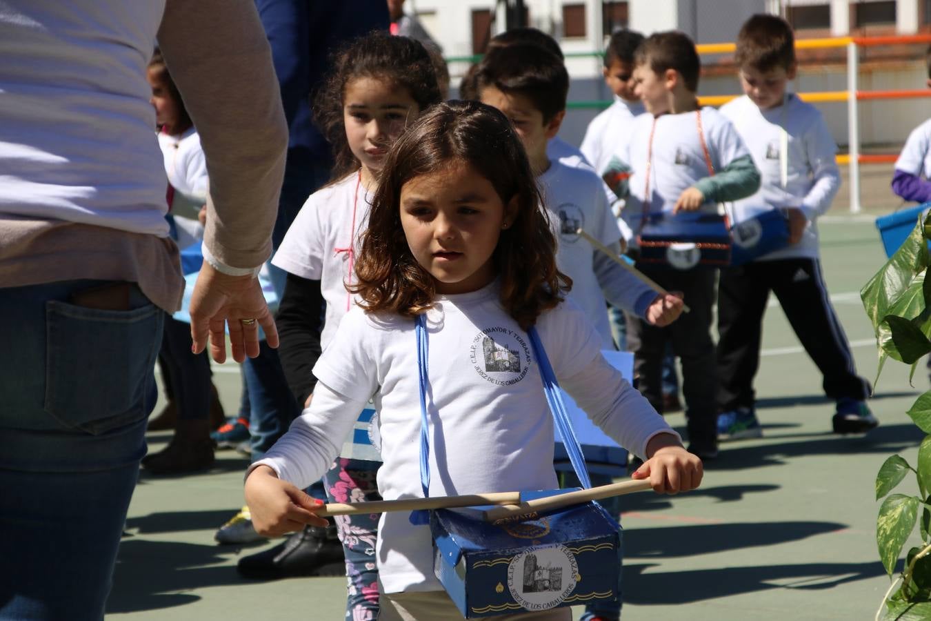 El Colegio 'Sotomayor y Terrazas' ha celebrado, esta mañana, su III Certamen escolar de bandas, organizado por el área de Música de este centro educativo, bajo la dirección de la maestra Loli Guzmán. A las puertas de la Semana Santa de Jerez, la actividad ha tenido como objetivo acercar la música a los niños y trabajar con ellos los sones que acompañan esta celebración. Esta edición ha contado, también, con la participación de alumnos del Colegio de Educación Especial 'Nuestra Señora de Aguasantas', la Agrupación Musical 'Nuestro Padre Jesús Nazareno', la Banda de CC. y TT. de 'Nuestra Señora del Rosario' y la Agrupación Musical 'Maestro Sousa'. Además, como novedad, se ha realizado un desfile previo por las calles del popular 'Barrio Alto'.