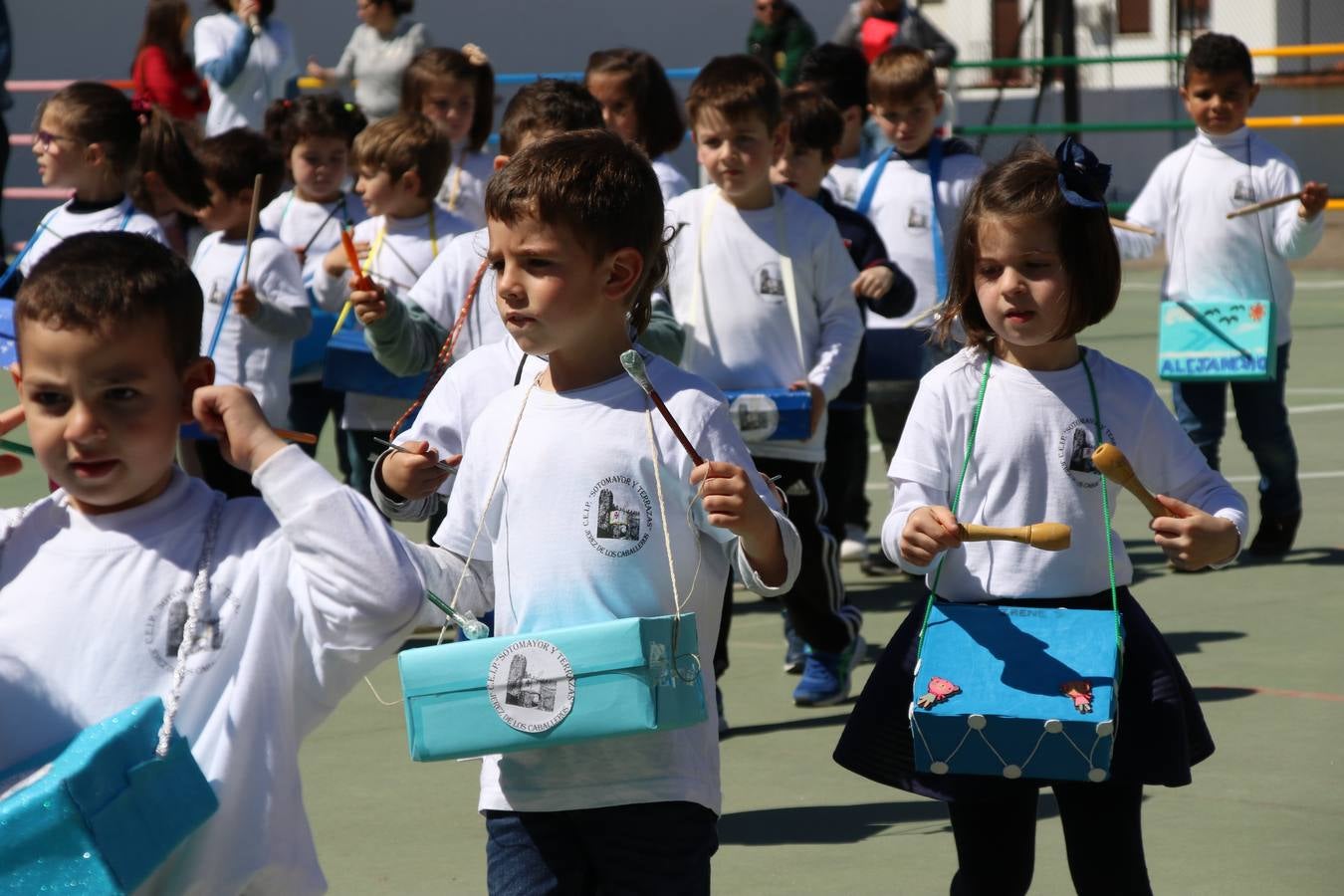 El Colegio 'Sotomayor y Terrazas' ha celebrado, esta mañana, su III Certamen escolar de bandas, organizado por el área de Música de este centro educativo, bajo la dirección de la maestra Loli Guzmán. A las puertas de la Semana Santa de Jerez, la actividad ha tenido como objetivo acercar la música a los niños y trabajar con ellos los sones que acompañan esta celebración. Esta edición ha contado, también, con la participación de alumnos del Colegio de Educación Especial 'Nuestra Señora de Aguasantas', la Agrupación Musical 'Nuestro Padre Jesús Nazareno', la Banda de CC. y TT. de 'Nuestra Señora del Rosario' y la Agrupación Musical 'Maestro Sousa'. Además, como novedad, se ha realizado un desfile previo por las calles del popular 'Barrio Alto'.