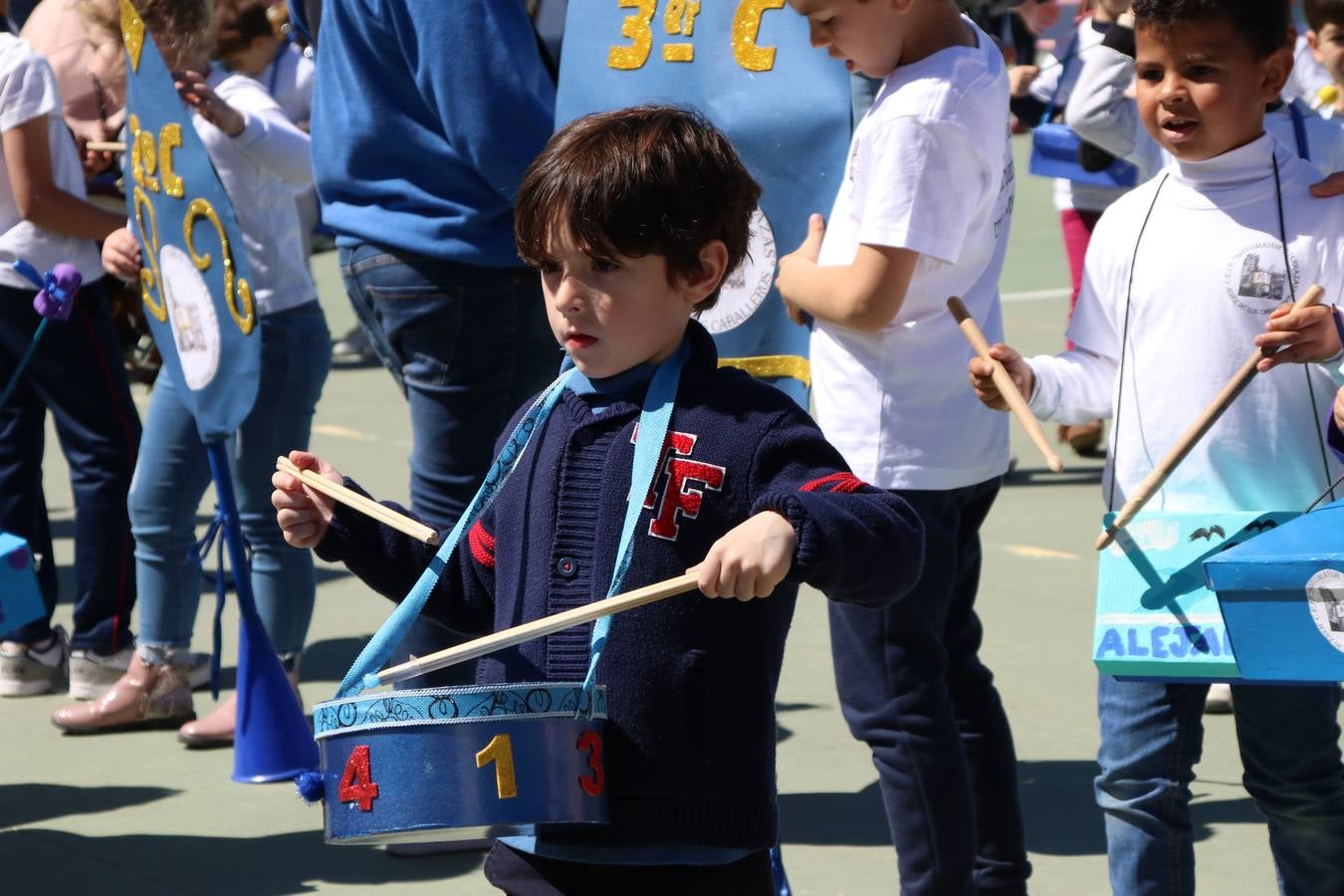El Colegio 'Sotomayor y Terrazas' ha celebrado, esta mañana, su III Certamen escolar de bandas, organizado por el área de Música de este centro educativo, bajo la dirección de la maestra Loli Guzmán. A las puertas de la Semana Santa de Jerez, la actividad ha tenido como objetivo acercar la música a los niños y trabajar con ellos los sones que acompañan esta celebración. Esta edición ha contado, también, con la participación de alumnos del Colegio de Educación Especial 'Nuestra Señora de Aguasantas', la Agrupación Musical 'Nuestro Padre Jesús Nazareno', la Banda de CC. y TT. de 'Nuestra Señora del Rosario' y la Agrupación Musical 'Maestro Sousa'. Además, como novedad, se ha realizado un desfile previo por las calles del popular 'Barrio Alto'.