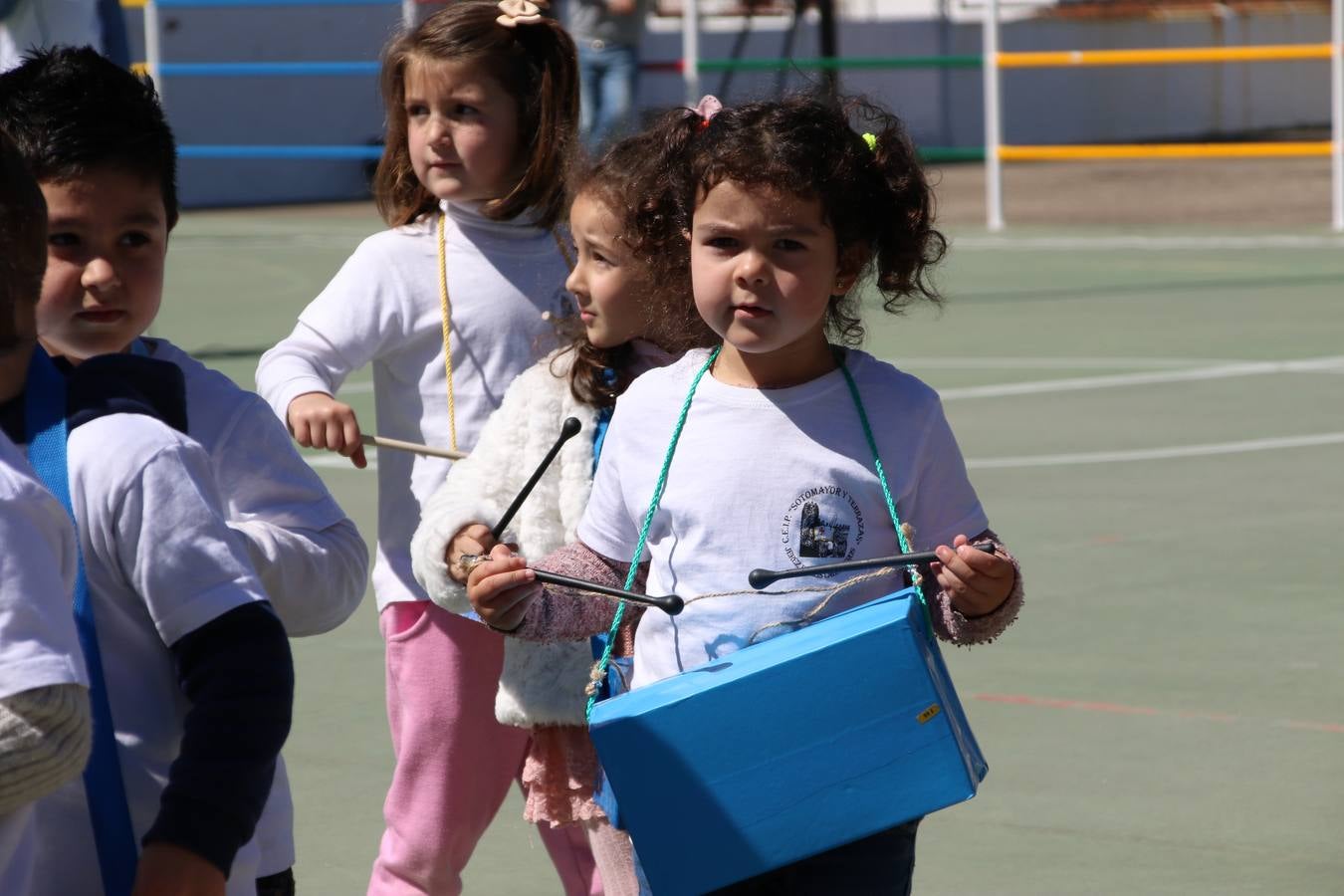 El Colegio 'Sotomayor y Terrazas' ha celebrado, esta mañana, su III Certamen escolar de bandas, organizado por el área de Música de este centro educativo, bajo la dirección de la maestra Loli Guzmán. A las puertas de la Semana Santa de Jerez, la actividad ha tenido como objetivo acercar la música a los niños y trabajar con ellos los sones que acompañan esta celebración. Esta edición ha contado, también, con la participación de alumnos del Colegio de Educación Especial 'Nuestra Señora de Aguasantas', la Agrupación Musical 'Nuestro Padre Jesús Nazareno', la Banda de CC. y TT. de 'Nuestra Señora del Rosario' y la Agrupación Musical 'Maestro Sousa'. Además, como novedad, se ha realizado un desfile previo por las calles del popular 'Barrio Alto'.