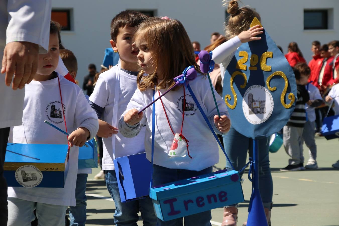 El Colegio 'Sotomayor y Terrazas' ha celebrado, esta mañana, su III Certamen escolar de bandas, organizado por el área de Música de este centro educativo, bajo la dirección de la maestra Loli Guzmán. A las puertas de la Semana Santa de Jerez, la actividad ha tenido como objetivo acercar la música a los niños y trabajar con ellos los sones que acompañan esta celebración. Esta edición ha contado, también, con la participación de alumnos del Colegio de Educación Especial 'Nuestra Señora de Aguasantas', la Agrupación Musical 'Nuestro Padre Jesús Nazareno', la Banda de CC. y TT. de 'Nuestra Señora del Rosario' y la Agrupación Musical 'Maestro Sousa'. Además, como novedad, se ha realizado un desfile previo por las calles del popular 'Barrio Alto'.