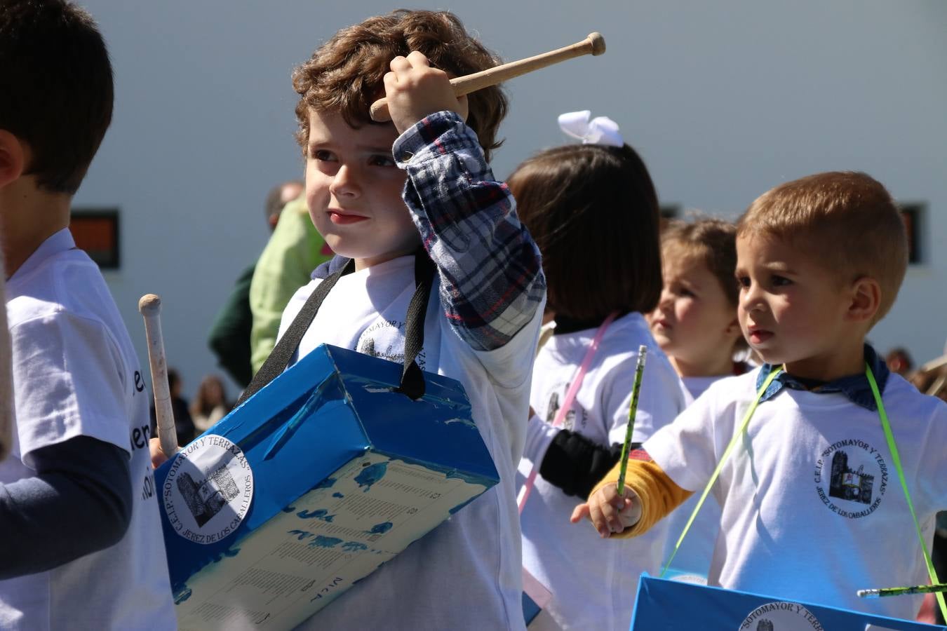 El Colegio 'Sotomayor y Terrazas' ha celebrado, esta mañana, su III Certamen escolar de bandas, organizado por el área de Música de este centro educativo, bajo la dirección de la maestra Loli Guzmán. A las puertas de la Semana Santa de Jerez, la actividad ha tenido como objetivo acercar la música a los niños y trabajar con ellos los sones que acompañan esta celebración. Esta edición ha contado, también, con la participación de alumnos del Colegio de Educación Especial 'Nuestra Señora de Aguasantas', la Agrupación Musical 'Nuestro Padre Jesús Nazareno', la Banda de CC. y TT. de 'Nuestra Señora del Rosario' y la Agrupación Musical 'Maestro Sousa'. Además, como novedad, se ha realizado un desfile previo por las calles del popular 'Barrio Alto'.