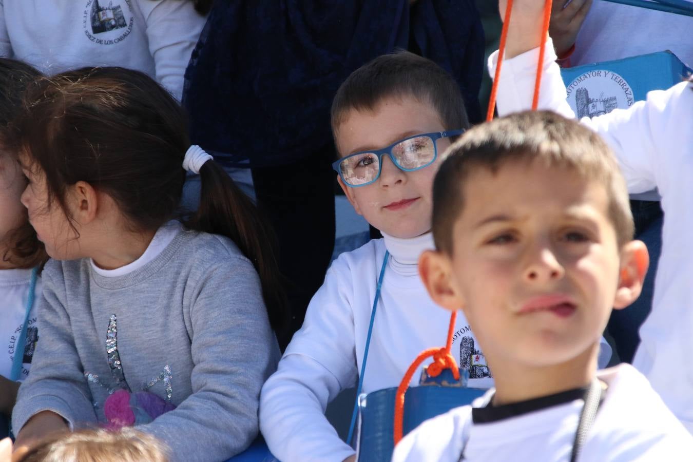 El Colegio 'Sotomayor y Terrazas' ha celebrado, esta mañana, su III Certamen escolar de bandas, organizado por el área de Música de este centro educativo, bajo la dirección de la maestra Loli Guzmán. A las puertas de la Semana Santa de Jerez, la actividad ha tenido como objetivo acercar la música a los niños y trabajar con ellos los sones que acompañan esta celebración. Esta edición ha contado, también, con la participación de alumnos del Colegio de Educación Especial 'Nuestra Señora de Aguasantas', la Agrupación Musical 'Nuestro Padre Jesús Nazareno', la Banda de CC. y TT. de 'Nuestra Señora del Rosario' y la Agrupación Musical 'Maestro Sousa'. Además, como novedad, se ha realizado un desfile previo por las calles del popular 'Barrio Alto'.