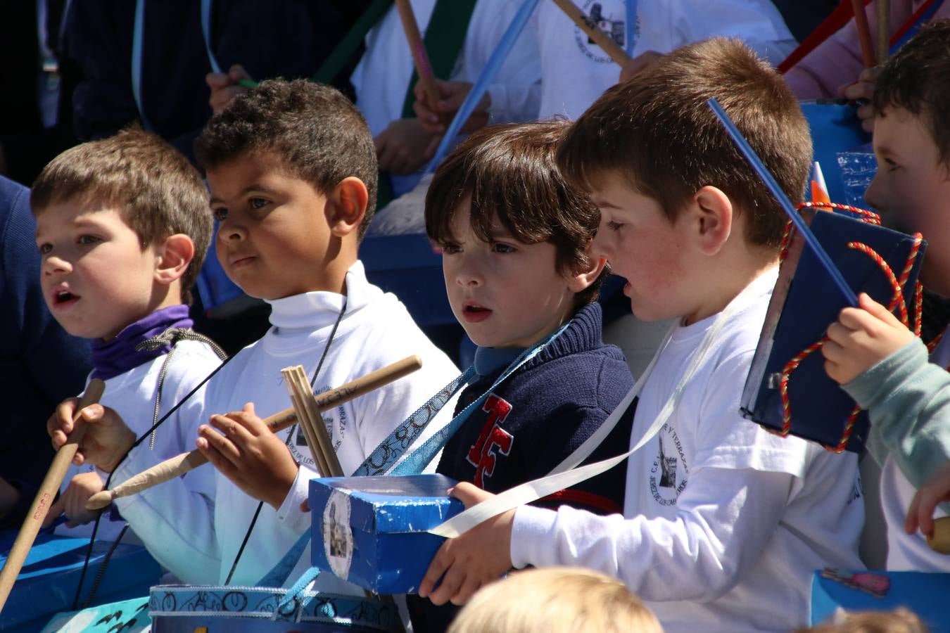 El Colegio 'Sotomayor y Terrazas' ha celebrado, esta mañana, su III Certamen escolar de bandas, organizado por el área de Música de este centro educativo, bajo la dirección de la maestra Loli Guzmán. A las puertas de la Semana Santa de Jerez, la actividad ha tenido como objetivo acercar la música a los niños y trabajar con ellos los sones que acompañan esta celebración. Esta edición ha contado, también, con la participación de alumnos del Colegio de Educación Especial 'Nuestra Señora de Aguasantas', la Agrupación Musical 'Nuestro Padre Jesús Nazareno', la Banda de CC. y TT. de 'Nuestra Señora del Rosario' y la Agrupación Musical 'Maestro Sousa'. Además, como novedad, se ha realizado un desfile previo por las calles del popular 'Barrio Alto'.