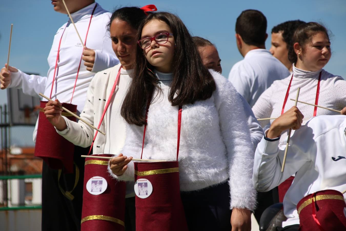 El Colegio 'Sotomayor y Terrazas' ha celebrado, esta mañana, su III Certamen escolar de bandas, organizado por el área de Música de este centro educativo, bajo la dirección de la maestra Loli Guzmán. A las puertas de la Semana Santa de Jerez, la actividad ha tenido como objetivo acercar la música a los niños y trabajar con ellos los sones que acompañan esta celebración. Esta edición ha contado, también, con la participación de alumnos del Colegio de Educación Especial 'Nuestra Señora de Aguasantas', la Agrupación Musical 'Nuestro Padre Jesús Nazareno', la Banda de CC. y TT. de 'Nuestra Señora del Rosario' y la Agrupación Musical 'Maestro Sousa'. Además, como novedad, se ha realizado un desfile previo por las calles del popular 'Barrio Alto'.