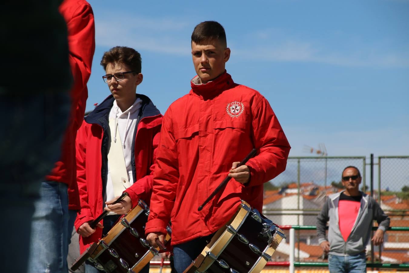 El Colegio 'Sotomayor y Terrazas' ha celebrado, esta mañana, su III Certamen escolar de bandas, organizado por el área de Música de este centro educativo, bajo la dirección de la maestra Loli Guzmán. A las puertas de la Semana Santa de Jerez, la actividad ha tenido como objetivo acercar la música a los niños y trabajar con ellos los sones que acompañan esta celebración. Esta edición ha contado, también, con la participación de alumnos del Colegio de Educación Especial 'Nuestra Señora de Aguasantas', la Agrupación Musical 'Nuestro Padre Jesús Nazareno', la Banda de CC. y TT. de 'Nuestra Señora del Rosario' y la Agrupación Musical 'Maestro Sousa'. Además, como novedad, se ha realizado un desfile previo por las calles del popular 'Barrio Alto'.