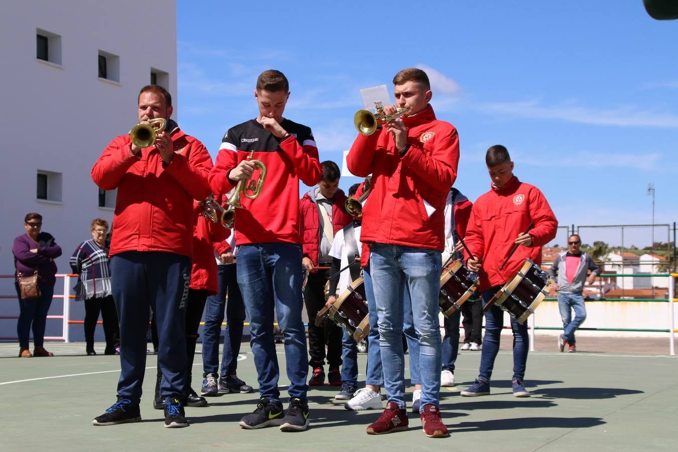 El Colegio 'Sotomayor y Terrazas' ha celebrado, esta mañana, su III Certamen escolar de bandas, organizado por el área de Música de este centro educativo, bajo la dirección de la maestra Loli Guzmán. A las puertas de la Semana Santa de Jerez, la actividad ha tenido como objetivo acercar la música a los niños y trabajar con ellos los sones que acompañan esta celebración. Esta edición ha contado, también, con la participación de alumnos del Colegio de Educación Especial 'Nuestra Señora de Aguasantas', la Agrupación Musical 'Nuestro Padre Jesús Nazareno', la Banda de CC. y TT. de 'Nuestra Señora del Rosario' y la Agrupación Musical 'Maestro Sousa'. Además, como novedad, se ha realizado un desfile previo por las calles del popular 'Barrio Alto'.