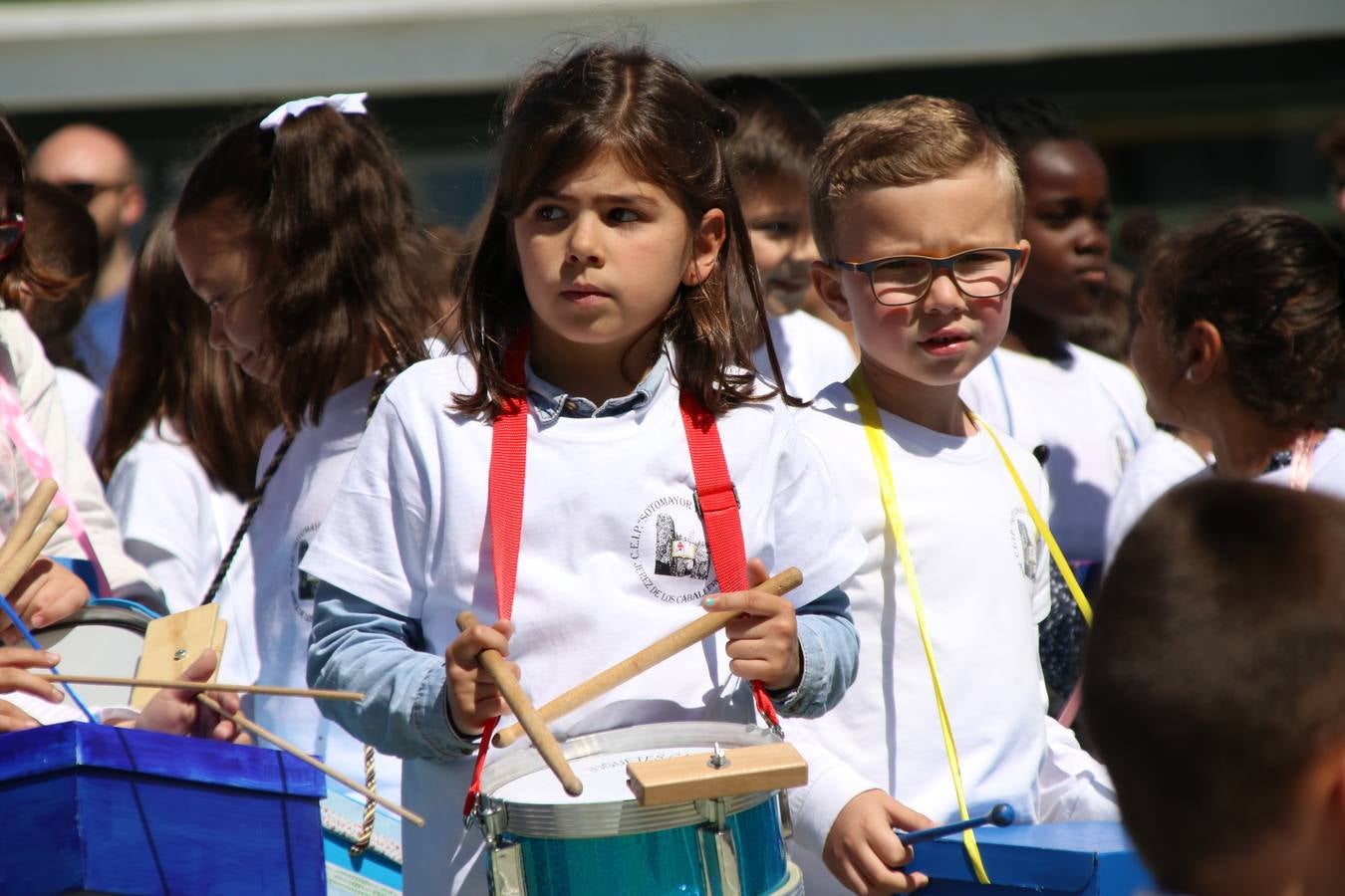 El Colegio 'Sotomayor y Terrazas' ha celebrado, esta mañana, su III Certamen escolar de bandas, organizado por el área de Música de este centro educativo, bajo la dirección de la maestra Loli Guzmán. A las puertas de la Semana Santa de Jerez, la actividad ha tenido como objetivo acercar la música a los niños y trabajar con ellos los sones que acompañan esta celebración. Esta edición ha contado, también, con la participación de alumnos del Colegio de Educación Especial 'Nuestra Señora de Aguasantas', la Agrupación Musical 'Nuestro Padre Jesús Nazareno', la Banda de CC. y TT. de 'Nuestra Señora del Rosario' y la Agrupación Musical 'Maestro Sousa'. Además, como novedad, se ha realizado un desfile previo por las calles del popular 'Barrio Alto'.