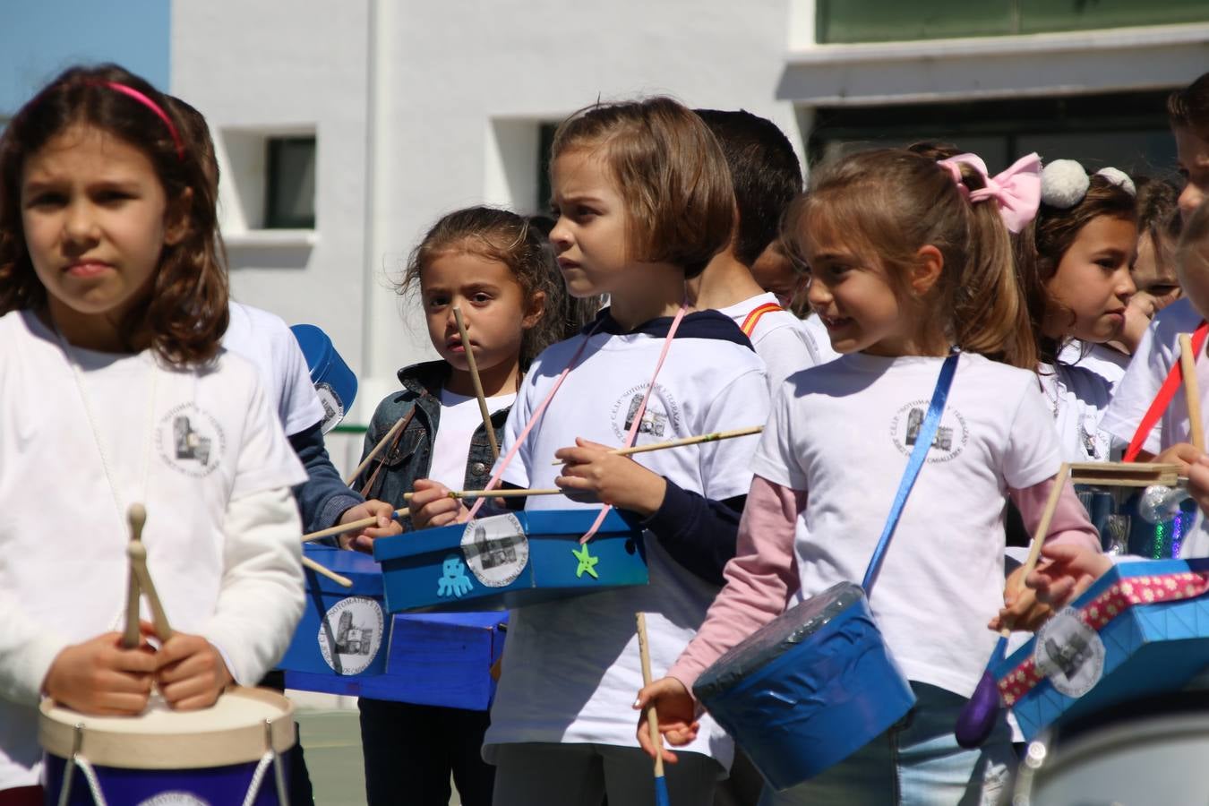 El Colegio 'Sotomayor y Terrazas' ha celebrado, esta mañana, su III Certamen escolar de bandas, organizado por el área de Música de este centro educativo, bajo la dirección de la maestra Loli Guzmán. A las puertas de la Semana Santa de Jerez, la actividad ha tenido como objetivo acercar la música a los niños y trabajar con ellos los sones que acompañan esta celebración. Esta edición ha contado, también, con la participación de alumnos del Colegio de Educación Especial 'Nuestra Señora de Aguasantas', la Agrupación Musical 'Nuestro Padre Jesús Nazareno', la Banda de CC. y TT. de 'Nuestra Señora del Rosario' y la Agrupación Musical 'Maestro Sousa'. Además, como novedad, se ha realizado un desfile previo por las calles del popular 'Barrio Alto'.