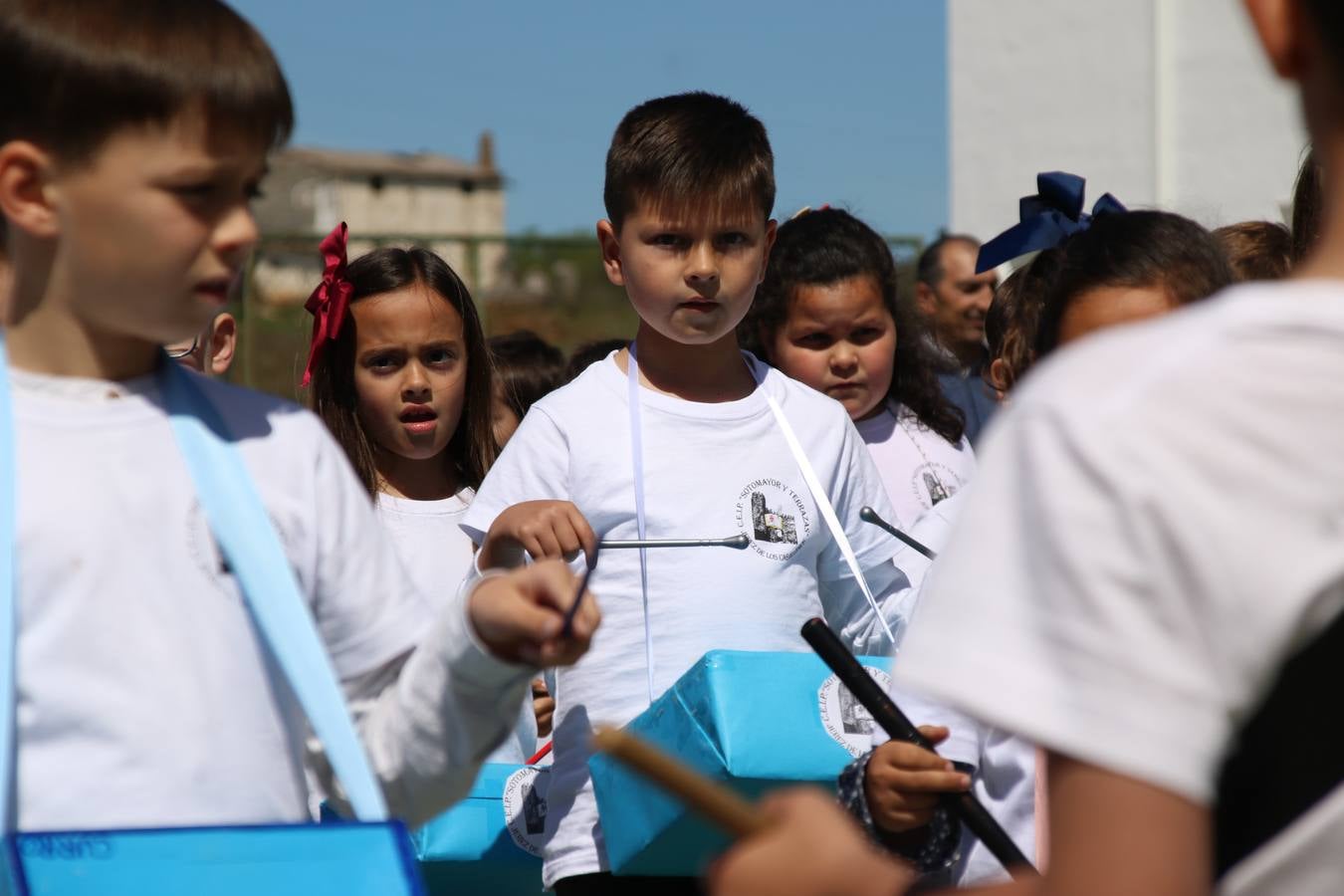 El Colegio 'Sotomayor y Terrazas' ha celebrado, esta mañana, su III Certamen escolar de bandas, organizado por el área de Música de este centro educativo, bajo la dirección de la maestra Loli Guzmán. A las puertas de la Semana Santa de Jerez, la actividad ha tenido como objetivo acercar la música a los niños y trabajar con ellos los sones que acompañan esta celebración. Esta edición ha contado, también, con la participación de alumnos del Colegio de Educación Especial 'Nuestra Señora de Aguasantas', la Agrupación Musical 'Nuestro Padre Jesús Nazareno', la Banda de CC. y TT. de 'Nuestra Señora del Rosario' y la Agrupación Musical 'Maestro Sousa'. Además, como novedad, se ha realizado un desfile previo por las calles del popular 'Barrio Alto'.