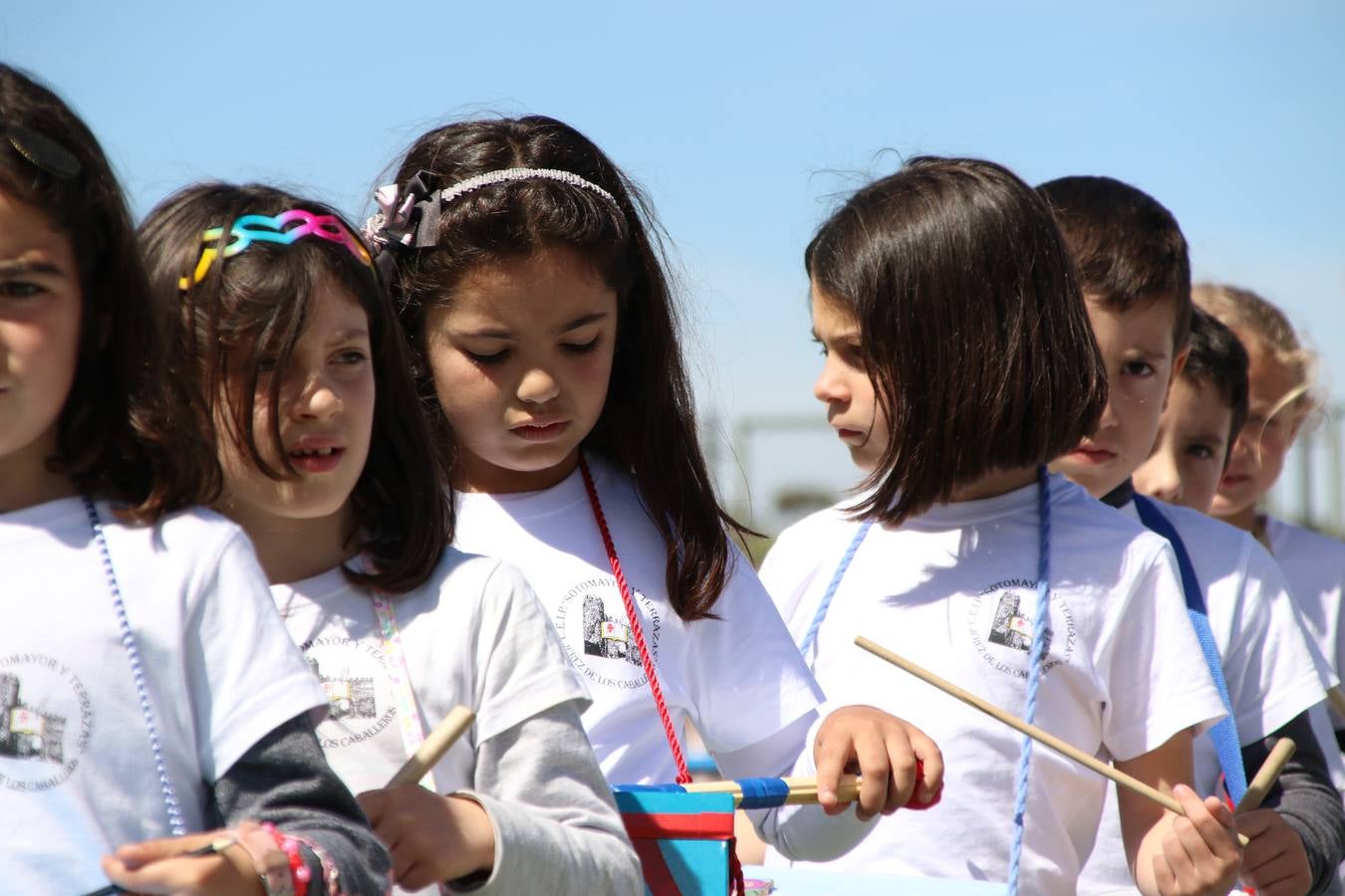 El Colegio 'Sotomayor y Terrazas' ha celebrado, esta mañana, su III Certamen escolar de bandas, organizado por el área de Música de este centro educativo, bajo la dirección de la maestra Loli Guzmán. A las puertas de la Semana Santa de Jerez, la actividad ha tenido como objetivo acercar la música a los niños y trabajar con ellos los sones que acompañan esta celebración. Esta edición ha contado, también, con la participación de alumnos del Colegio de Educación Especial 'Nuestra Señora de Aguasantas', la Agrupación Musical 'Nuestro Padre Jesús Nazareno', la Banda de CC. y TT. de 'Nuestra Señora del Rosario' y la Agrupación Musical 'Maestro Sousa'. Además, como novedad, se ha realizado un desfile previo por las calles del popular 'Barrio Alto'.