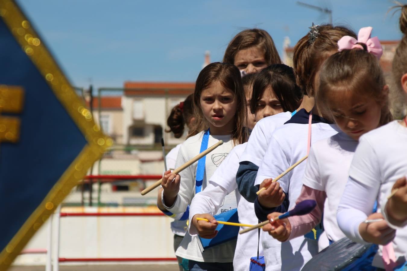 El Colegio 'Sotomayor y Terrazas' ha celebrado, esta mañana, su III Certamen escolar de bandas, organizado por el área de Música de este centro educativo, bajo la dirección de la maestra Loli Guzmán. A las puertas de la Semana Santa de Jerez, la actividad ha tenido como objetivo acercar la música a los niños y trabajar con ellos los sones que acompañan esta celebración. Esta edición ha contado, también, con la participación de alumnos del Colegio de Educación Especial 'Nuestra Señora de Aguasantas', la Agrupación Musical 'Nuestro Padre Jesús Nazareno', la Banda de CC. y TT. de 'Nuestra Señora del Rosario' y la Agrupación Musical 'Maestro Sousa'. Además, como novedad, se ha realizado un desfile previo por las calles del popular 'Barrio Alto'.