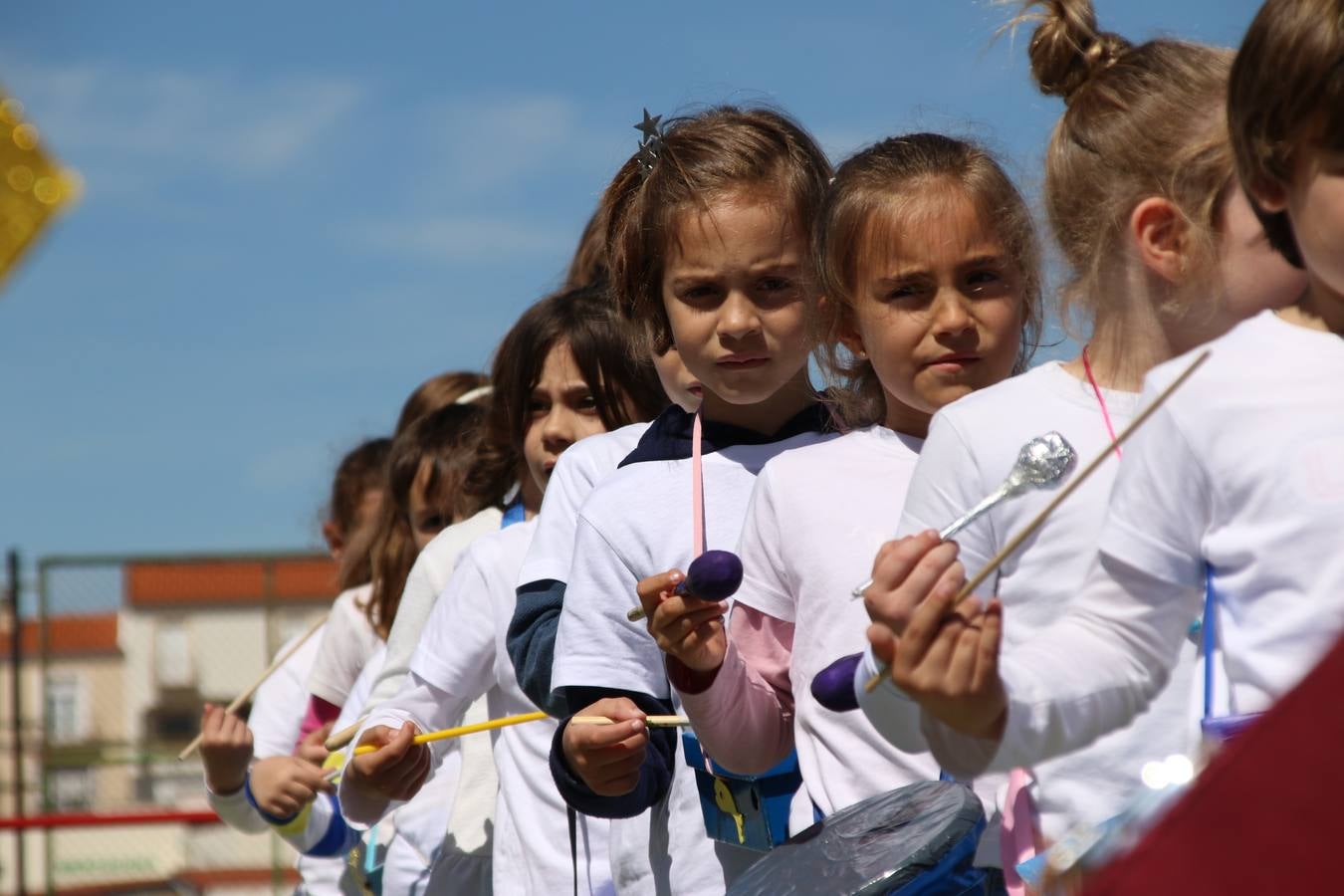 El Colegio 'Sotomayor y Terrazas' ha celebrado, esta mañana, su III Certamen escolar de bandas, organizado por el área de Música de este centro educativo, bajo la dirección de la maestra Loli Guzmán. A las puertas de la Semana Santa de Jerez, la actividad ha tenido como objetivo acercar la música a los niños y trabajar con ellos los sones que acompañan esta celebración. Esta edición ha contado, también, con la participación de alumnos del Colegio de Educación Especial 'Nuestra Señora de Aguasantas', la Agrupación Musical 'Nuestro Padre Jesús Nazareno', la Banda de CC. y TT. de 'Nuestra Señora del Rosario' y la Agrupación Musical 'Maestro Sousa'. Además, como novedad, se ha realizado un desfile previo por las calles del popular 'Barrio Alto'.