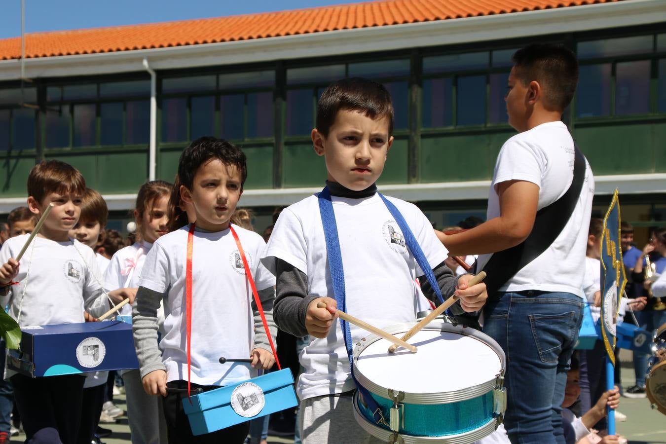 El Colegio 'Sotomayor y Terrazas' ha celebrado, esta mañana, su III Certamen escolar de bandas, organizado por el área de Música de este centro educativo, bajo la dirección de la maestra Loli Guzmán. A las puertas de la Semana Santa de Jerez, la actividad ha tenido como objetivo acercar la música a los niños y trabajar con ellos los sones que acompañan esta celebración. Esta edición ha contado, también, con la participación de alumnos del Colegio de Educación Especial 'Nuestra Señora de Aguasantas', la Agrupación Musical 'Nuestro Padre Jesús Nazareno', la Banda de CC. y TT. de 'Nuestra Señora del Rosario' y la Agrupación Musical 'Maestro Sousa'. Además, como novedad, se ha realizado un desfile previo por las calles del popular 'Barrio Alto'.