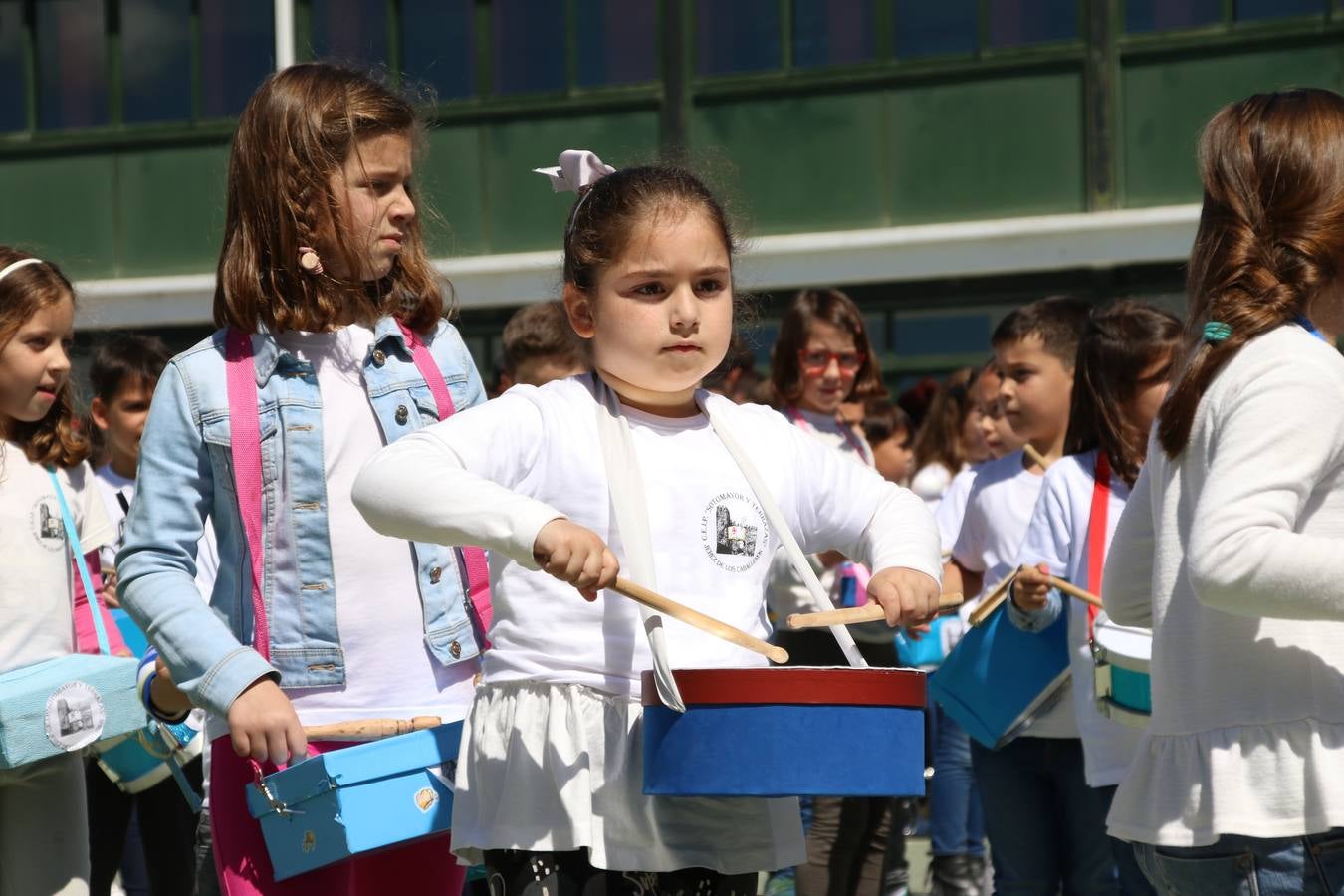 El Colegio 'Sotomayor y Terrazas' ha celebrado, esta mañana, su III Certamen escolar de bandas, organizado por el área de Música de este centro educativo, bajo la dirección de la maestra Loli Guzmán. A las puertas de la Semana Santa de Jerez, la actividad ha tenido como objetivo acercar la música a los niños y trabajar con ellos los sones que acompañan esta celebración. Esta edición ha contado, también, con la participación de alumnos del Colegio de Educación Especial 'Nuestra Señora de Aguasantas', la Agrupación Musical 'Nuestro Padre Jesús Nazareno', la Banda de CC. y TT. de 'Nuestra Señora del Rosario' y la Agrupación Musical 'Maestro Sousa'. Además, como novedad, se ha realizado un desfile previo por las calles del popular 'Barrio Alto'.