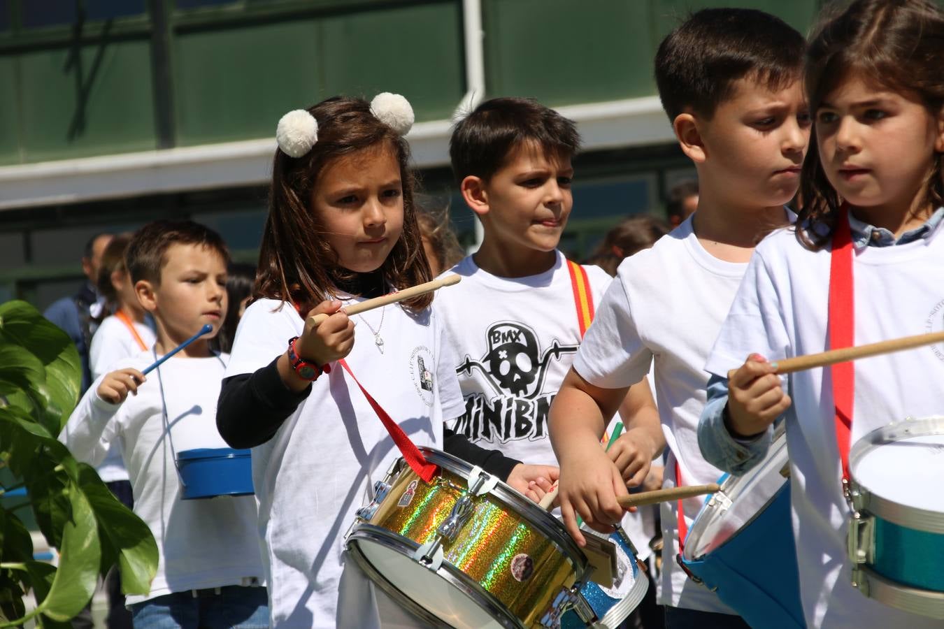 El Colegio 'Sotomayor y Terrazas' ha celebrado, esta mañana, su III Certamen escolar de bandas, organizado por el área de Música de este centro educativo, bajo la dirección de la maestra Loli Guzmán. A las puertas de la Semana Santa de Jerez, la actividad ha tenido como objetivo acercar la música a los niños y trabajar con ellos los sones que acompañan esta celebración. Esta edición ha contado, también, con la participación de alumnos del Colegio de Educación Especial 'Nuestra Señora de Aguasantas', la Agrupación Musical 'Nuestro Padre Jesús Nazareno', la Banda de CC. y TT. de 'Nuestra Señora del Rosario' y la Agrupación Musical 'Maestro Sousa'. Además, como novedad, se ha realizado un desfile previo por las calles del popular 'Barrio Alto'.