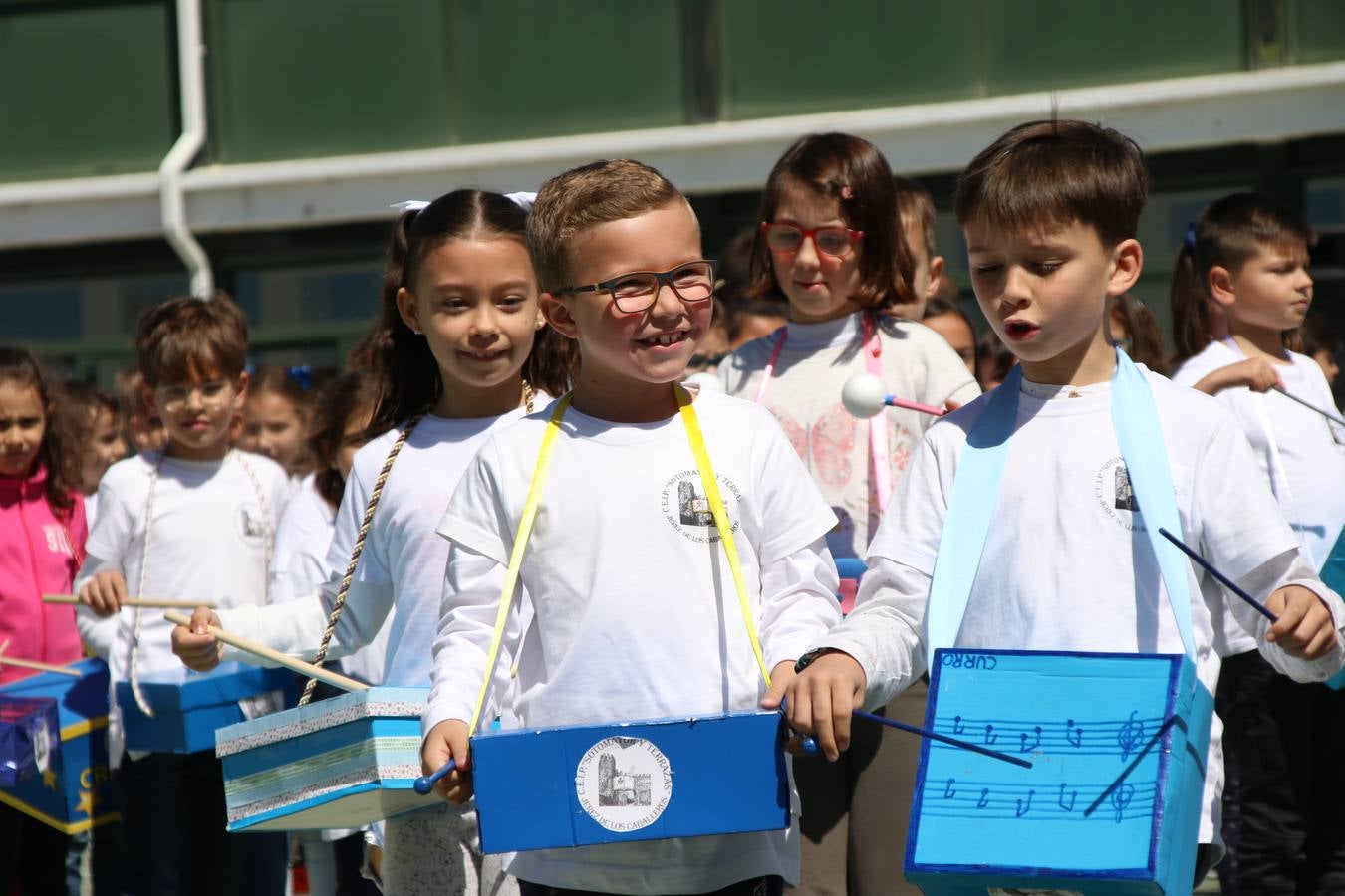 El Colegio 'Sotomayor y Terrazas' ha celebrado, esta mañana, su III Certamen escolar de bandas, organizado por el área de Música de este centro educativo, bajo la dirección de la maestra Loli Guzmán. A las puertas de la Semana Santa de Jerez, la actividad ha tenido como objetivo acercar la música a los niños y trabajar con ellos los sones que acompañan esta celebración. Esta edición ha contado, también, con la participación de alumnos del Colegio de Educación Especial 'Nuestra Señora de Aguasantas', la Agrupación Musical 'Nuestro Padre Jesús Nazareno', la Banda de CC. y TT. de 'Nuestra Señora del Rosario' y la Agrupación Musical 'Maestro Sousa'. Además, como novedad, se ha realizado un desfile previo por las calles del popular 'Barrio Alto'.