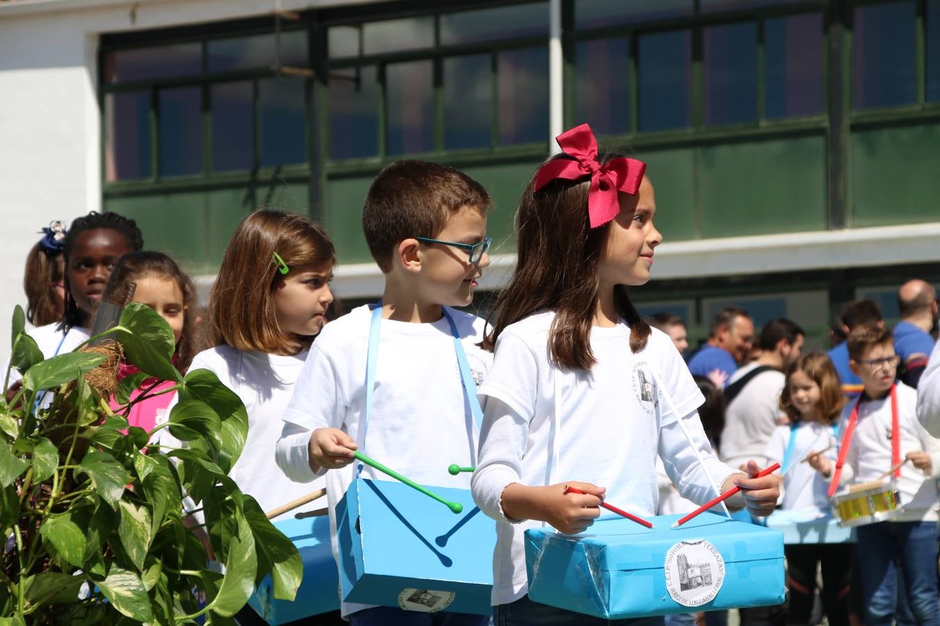 El Colegio 'Sotomayor y Terrazas' ha celebrado, esta mañana, su III Certamen escolar de bandas, organizado por el área de Música de este centro educativo, bajo la dirección de la maestra Loli Guzmán. A las puertas de la Semana Santa de Jerez, la actividad ha tenido como objetivo acercar la música a los niños y trabajar con ellos los sones que acompañan esta celebración. Esta edición ha contado, también, con la participación de alumnos del Colegio de Educación Especial 'Nuestra Señora de Aguasantas', la Agrupación Musical 'Nuestro Padre Jesús Nazareno', la Banda de CC. y TT. de 'Nuestra Señora del Rosario' y la Agrupación Musical 'Maestro Sousa'. Además, como novedad, se ha realizado un desfile previo por las calles del popular 'Barrio Alto'.