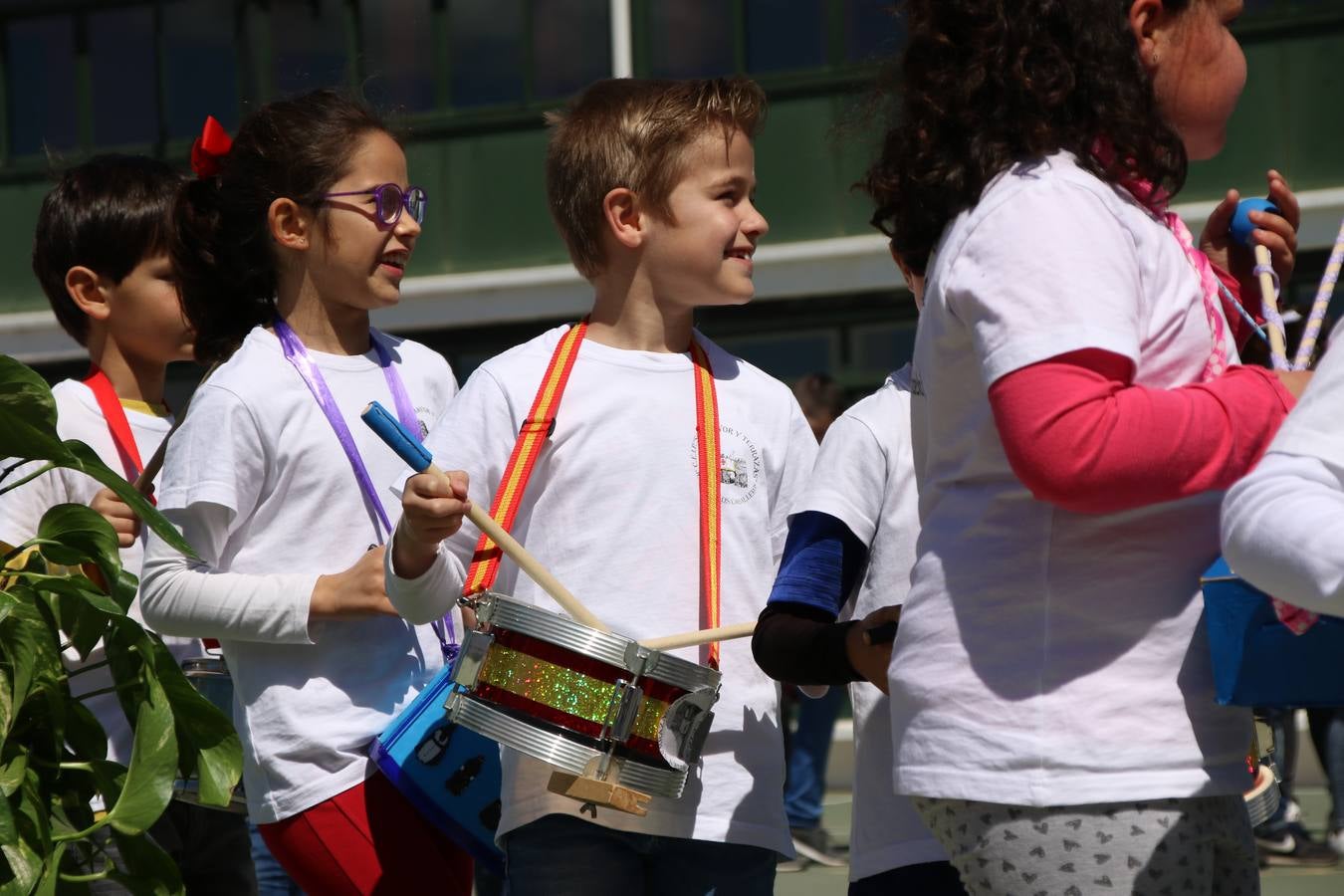 El Colegio 'Sotomayor y Terrazas' ha celebrado, esta mañana, su III Certamen escolar de bandas, organizado por el área de Música de este centro educativo, bajo la dirección de la maestra Loli Guzmán. A las puertas de la Semana Santa de Jerez, la actividad ha tenido como objetivo acercar la música a los niños y trabajar con ellos los sones que acompañan esta celebración. Esta edición ha contado, también, con la participación de alumnos del Colegio de Educación Especial 'Nuestra Señora de Aguasantas', la Agrupación Musical 'Nuestro Padre Jesús Nazareno', la Banda de CC. y TT. de 'Nuestra Señora del Rosario' y la Agrupación Musical 'Maestro Sousa'. Además, como novedad, se ha realizado un desfile previo por las calles del popular 'Barrio Alto'.