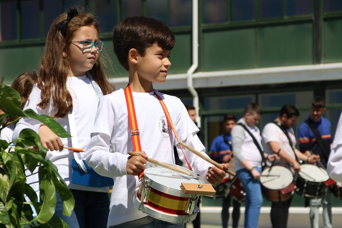 El Colegio 'Sotomayor y Terrazas' ha celebrado, esta mañana, su III Certamen escolar de bandas, organizado por el área de Música de este centro educativo, bajo la dirección de la maestra Loli Guzmán. A las puertas de la Semana Santa de Jerez, la actividad ha tenido como objetivo acercar la música a los niños y trabajar con ellos los sones que acompañan esta celebración. Esta edición ha contado, también, con la participación de alumnos del Colegio de Educación Especial 'Nuestra Señora de Aguasantas', la Agrupación Musical 'Nuestro Padre Jesús Nazareno', la Banda de CC. y TT. de 'Nuestra Señora del Rosario' y la Agrupación Musical 'Maestro Sousa'. Además, como novedad, se ha realizado un desfile previo por las calles del popular 'Barrio Alto'.