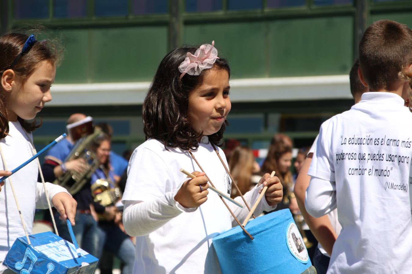 El Colegio 'Sotomayor y Terrazas' ha celebrado, esta mañana, su III Certamen escolar de bandas, organizado por el área de Música de este centro educativo, bajo la dirección de la maestra Loli Guzmán. A las puertas de la Semana Santa de Jerez, la actividad ha tenido como objetivo acercar la música a los niños y trabajar con ellos los sones que acompañan esta celebración. Esta edición ha contado, también, con la participación de alumnos del Colegio de Educación Especial 'Nuestra Señora de Aguasantas', la Agrupación Musical 'Nuestro Padre Jesús Nazareno', la Banda de CC. y TT. de 'Nuestra Señora del Rosario' y la Agrupación Musical 'Maestro Sousa'. Además, como novedad, se ha realizado un desfile previo por las calles del popular 'Barrio Alto'.