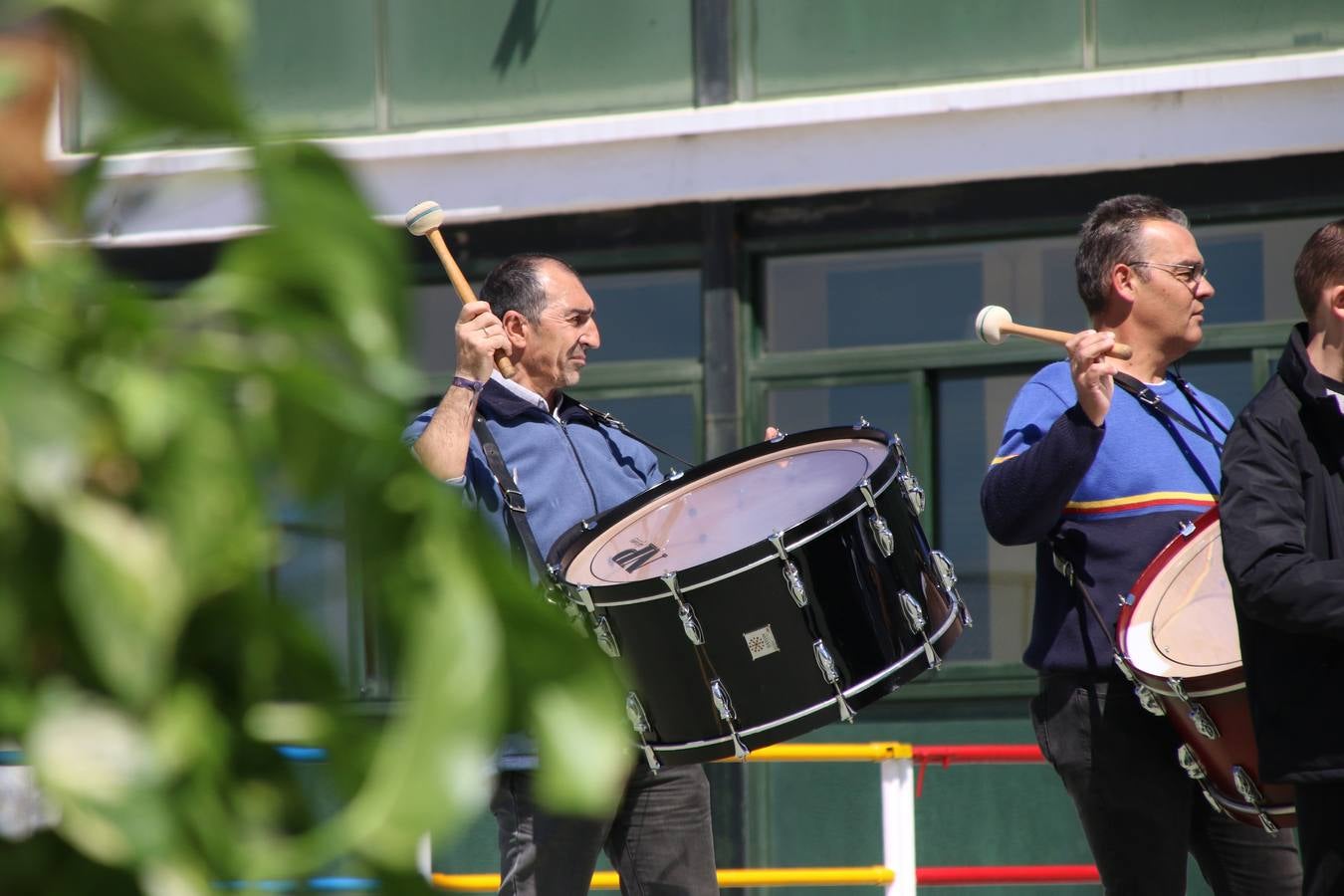 El Colegio 'Sotomayor y Terrazas' ha celebrado, esta mañana, su III Certamen escolar de bandas, organizado por el área de Música de este centro educativo, bajo la dirección de la maestra Loli Guzmán. A las puertas de la Semana Santa de Jerez, la actividad ha tenido como objetivo acercar la música a los niños y trabajar con ellos los sones que acompañan esta celebración. Esta edición ha contado, también, con la participación de alumnos del Colegio de Educación Especial 'Nuestra Señora de Aguasantas', la Agrupación Musical 'Nuestro Padre Jesús Nazareno', la Banda de CC. y TT. de 'Nuestra Señora del Rosario' y la Agrupación Musical 'Maestro Sousa'. Además, como novedad, se ha realizado un desfile previo por las calles del popular 'Barrio Alto'.