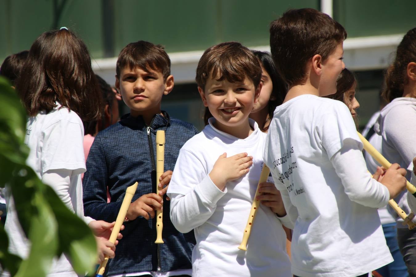 El Colegio 'Sotomayor y Terrazas' ha celebrado, esta mañana, su III Certamen escolar de bandas, organizado por el área de Música de este centro educativo, bajo la dirección de la maestra Loli Guzmán. A las puertas de la Semana Santa de Jerez, la actividad ha tenido como objetivo acercar la música a los niños y trabajar con ellos los sones que acompañan esta celebración. Esta edición ha contado, también, con la participación de alumnos del Colegio de Educación Especial 'Nuestra Señora de Aguasantas', la Agrupación Musical 'Nuestro Padre Jesús Nazareno', la Banda de CC. y TT. de 'Nuestra Señora del Rosario' y la Agrupación Musical 'Maestro Sousa'. Además, como novedad, se ha realizado un desfile previo por las calles del popular 'Barrio Alto'.