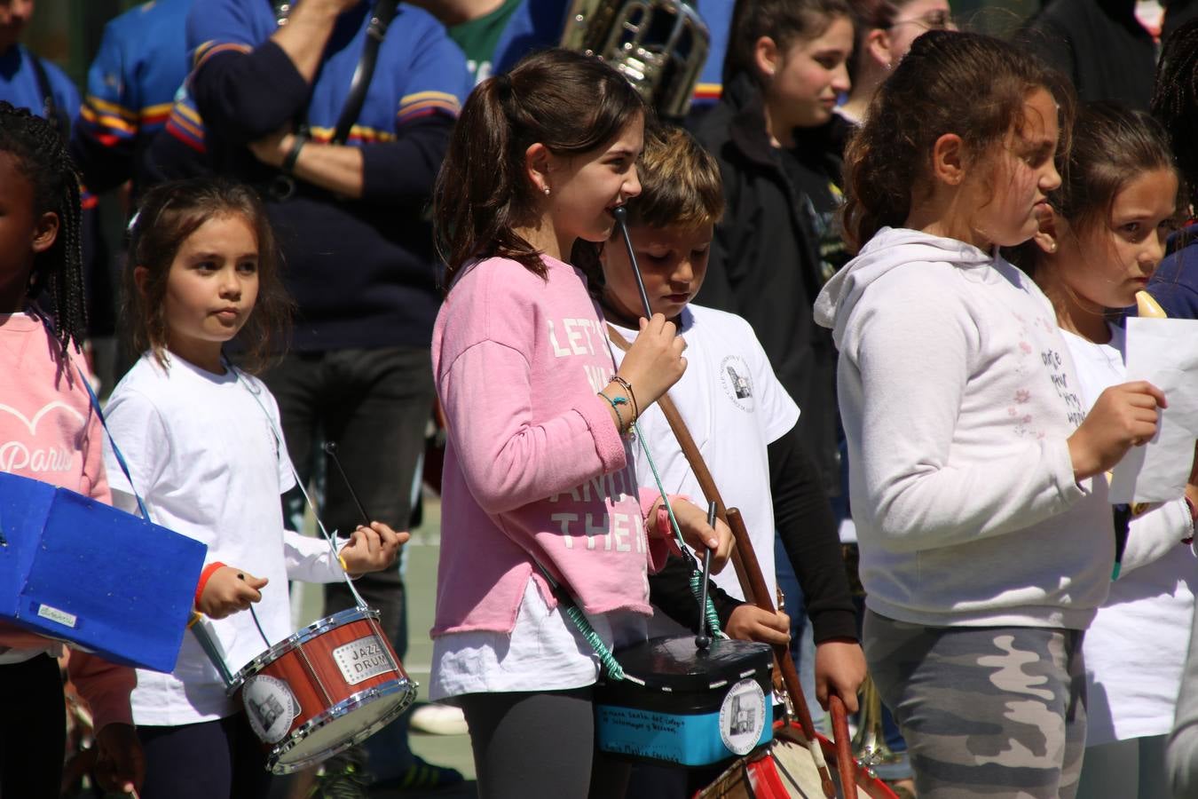 El Colegio 'Sotomayor y Terrazas' ha celebrado, esta mañana, su III Certamen escolar de bandas, organizado por el área de Música de este centro educativo, bajo la dirección de la maestra Loli Guzmán. A las puertas de la Semana Santa de Jerez, la actividad ha tenido como objetivo acercar la música a los niños y trabajar con ellos los sones que acompañan esta celebración. Esta edición ha contado, también, con la participación de alumnos del Colegio de Educación Especial 'Nuestra Señora de Aguasantas', la Agrupación Musical 'Nuestro Padre Jesús Nazareno', la Banda de CC. y TT. de 'Nuestra Señora del Rosario' y la Agrupación Musical 'Maestro Sousa'. Además, como novedad, se ha realizado un desfile previo por las calles del popular 'Barrio Alto'.