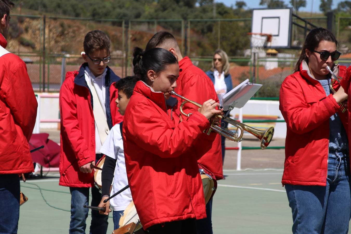El Colegio 'Sotomayor y Terrazas' ha celebrado, esta mañana, su III Certamen escolar de bandas, organizado por el área de Música de este centro educativo, bajo la dirección de la maestra Loli Guzmán. A las puertas de la Semana Santa de Jerez, la actividad ha tenido como objetivo acercar la música a los niños y trabajar con ellos los sones que acompañan esta celebración. Esta edición ha contado, también, con la participación de alumnos del Colegio de Educación Especial 'Nuestra Señora de Aguasantas', la Agrupación Musical 'Nuestro Padre Jesús Nazareno', la Banda de CC. y TT. de 'Nuestra Señora del Rosario' y la Agrupación Musical 'Maestro Sousa'. Además, como novedad, se ha realizado un desfile previo por las calles del popular 'Barrio Alto'.