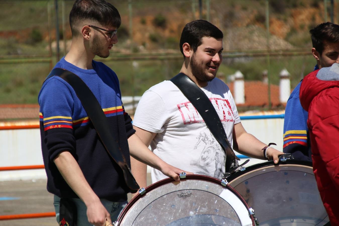 El Colegio 'Sotomayor y Terrazas' ha celebrado, esta mañana, su III Certamen escolar de bandas, organizado por el área de Música de este centro educativo, bajo la dirección de la maestra Loli Guzmán. A las puertas de la Semana Santa de Jerez, la actividad ha tenido como objetivo acercar la música a los niños y trabajar con ellos los sones que acompañan esta celebración. Esta edición ha contado, también, con la participación de alumnos del Colegio de Educación Especial 'Nuestra Señora de Aguasantas', la Agrupación Musical 'Nuestro Padre Jesús Nazareno', la Banda de CC. y TT. de 'Nuestra Señora del Rosario' y la Agrupación Musical 'Maestro Sousa'. Además, como novedad, se ha realizado un desfile previo por las calles del popular 'Barrio Alto'.