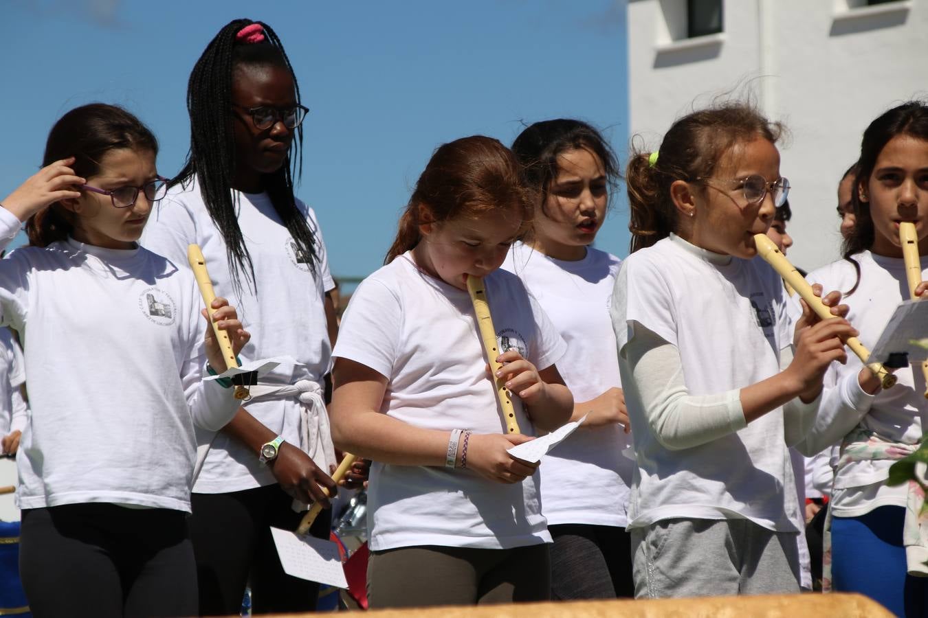 El Colegio 'Sotomayor y Terrazas' ha celebrado, esta mañana, su III Certamen escolar de bandas, organizado por el área de Música de este centro educativo, bajo la dirección de la maestra Loli Guzmán. A las puertas de la Semana Santa de Jerez, la actividad ha tenido como objetivo acercar la música a los niños y trabajar con ellos los sones que acompañan esta celebración. Esta edición ha contado, también, con la participación de alumnos del Colegio de Educación Especial 'Nuestra Señora de Aguasantas', la Agrupación Musical 'Nuestro Padre Jesús Nazareno', la Banda de CC. y TT. de 'Nuestra Señora del Rosario' y la Agrupación Musical 'Maestro Sousa'. Además, como novedad, se ha realizado un desfile previo por las calles del popular 'Barrio Alto'.
