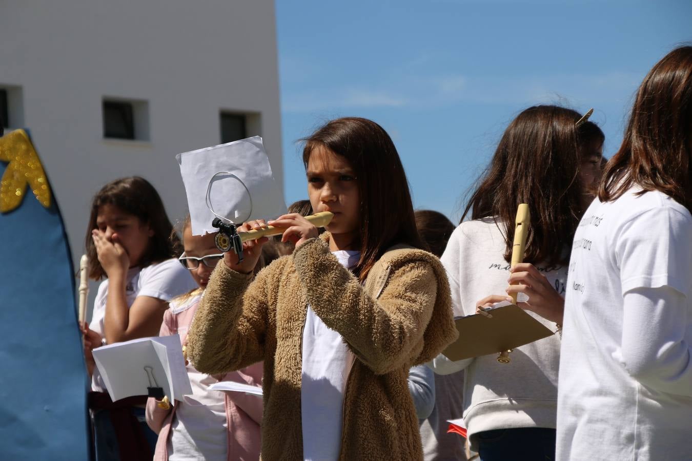 El Colegio 'Sotomayor y Terrazas' ha celebrado, esta mañana, su III Certamen escolar de bandas, organizado por el área de Música de este centro educativo, bajo la dirección de la maestra Loli Guzmán. A las puertas de la Semana Santa de Jerez, la actividad ha tenido como objetivo acercar la música a los niños y trabajar con ellos los sones que acompañan esta celebración. Esta edición ha contado, también, con la participación de alumnos del Colegio de Educación Especial 'Nuestra Señora de Aguasantas', la Agrupación Musical 'Nuestro Padre Jesús Nazareno', la Banda de CC. y TT. de 'Nuestra Señora del Rosario' y la Agrupación Musical 'Maestro Sousa'. Además, como novedad, se ha realizado un desfile previo por las calles del popular 'Barrio Alto'.