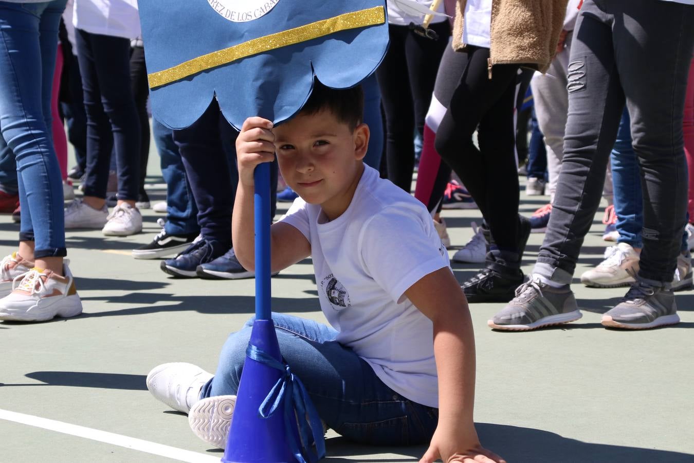 El Colegio 'Sotomayor y Terrazas' ha celebrado, esta mañana, su III Certamen escolar de bandas, organizado por el área de Música de este centro educativo, bajo la dirección de la maestra Loli Guzmán. A las puertas de la Semana Santa de Jerez, la actividad ha tenido como objetivo acercar la música a los niños y trabajar con ellos los sones que acompañan esta celebración. Esta edición ha contado, también, con la participación de alumnos del Colegio de Educación Especial 'Nuestra Señora de Aguasantas', la Agrupación Musical 'Nuestro Padre Jesús Nazareno', la Banda de CC. y TT. de 'Nuestra Señora del Rosario' y la Agrupación Musical 'Maestro Sousa'. Además, como novedad, se ha realizado un desfile previo por las calles del popular 'Barrio Alto'.