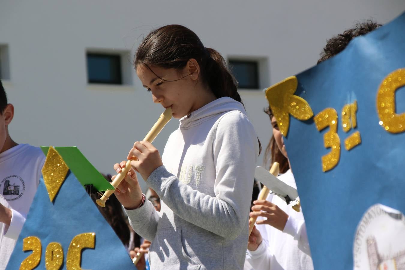 El Colegio 'Sotomayor y Terrazas' ha celebrado, esta mañana, su III Certamen escolar de bandas, organizado por el área de Música de este centro educativo, bajo la dirección de la maestra Loli Guzmán. A las puertas de la Semana Santa de Jerez, la actividad ha tenido como objetivo acercar la música a los niños y trabajar con ellos los sones que acompañan esta celebración. Esta edición ha contado, también, con la participación de alumnos del Colegio de Educación Especial 'Nuestra Señora de Aguasantas', la Agrupación Musical 'Nuestro Padre Jesús Nazareno', la Banda de CC. y TT. de 'Nuestra Señora del Rosario' y la Agrupación Musical 'Maestro Sousa'. Además, como novedad, se ha realizado un desfile previo por las calles del popular 'Barrio Alto'.