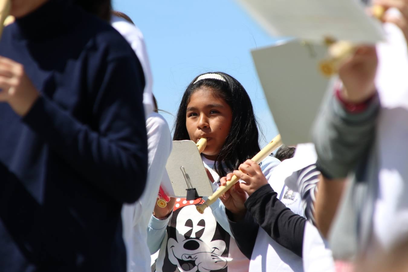 El Colegio 'Sotomayor y Terrazas' ha celebrado, esta mañana, su III Certamen escolar de bandas, organizado por el área de Música de este centro educativo, bajo la dirección de la maestra Loli Guzmán. A las puertas de la Semana Santa de Jerez, la actividad ha tenido como objetivo acercar la música a los niños y trabajar con ellos los sones que acompañan esta celebración. Esta edición ha contado, también, con la participación de alumnos del Colegio de Educación Especial 'Nuestra Señora de Aguasantas', la Agrupación Musical 'Nuestro Padre Jesús Nazareno', la Banda de CC. y TT. de 'Nuestra Señora del Rosario' y la Agrupación Musical 'Maestro Sousa'. Además, como novedad, se ha realizado un desfile previo por las calles del popular 'Barrio Alto'.