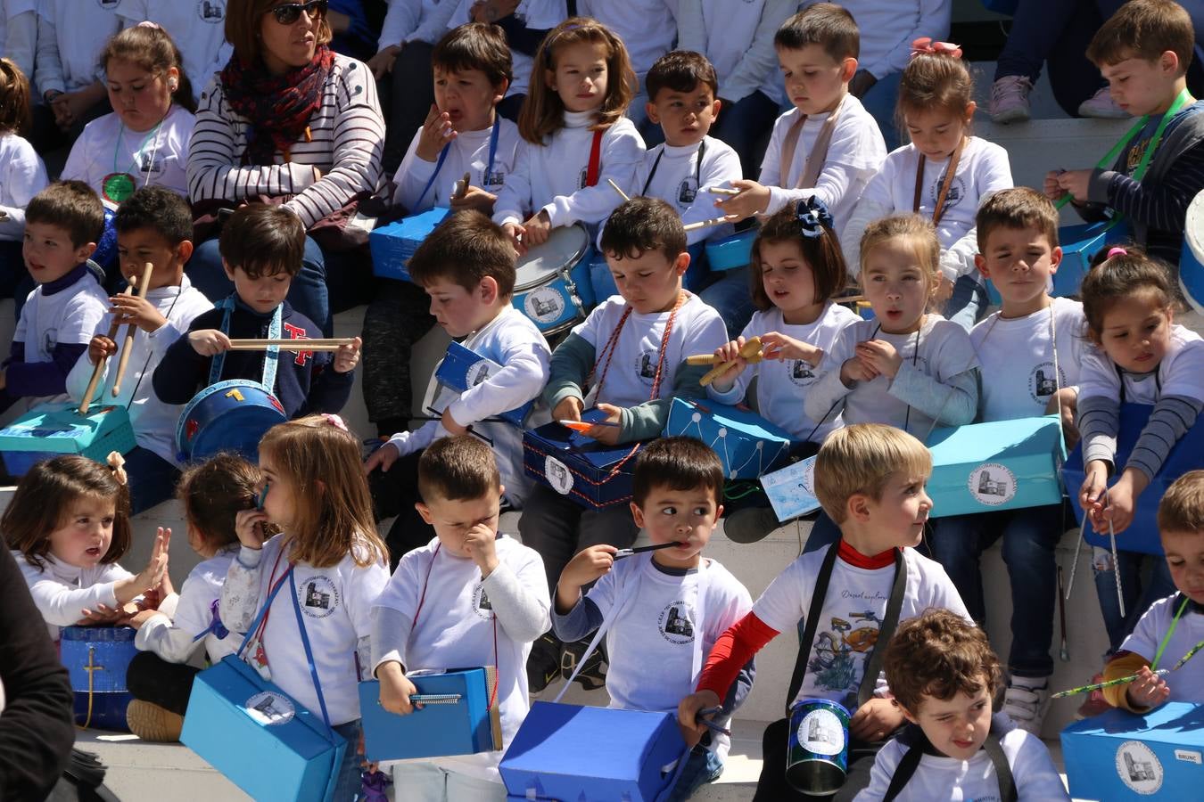 El Colegio 'Sotomayor y Terrazas' ha celebrado, esta mañana, su III Certamen escolar de bandas, organizado por el área de Música de este centro educativo, bajo la dirección de la maestra Loli Guzmán. A las puertas de la Semana Santa de Jerez, la actividad ha tenido como objetivo acercar la música a los niños y trabajar con ellos los sones que acompañan esta celebración. Esta edición ha contado, también, con la participación de alumnos del Colegio de Educación Especial 'Nuestra Señora de Aguasantas', la Agrupación Musical 'Nuestro Padre Jesús Nazareno', la Banda de CC. y TT. de 'Nuestra Señora del Rosario' y la Agrupación Musical 'Maestro Sousa'. Además, como novedad, se ha realizado un desfile previo por las calles del popular 'Barrio Alto'.
