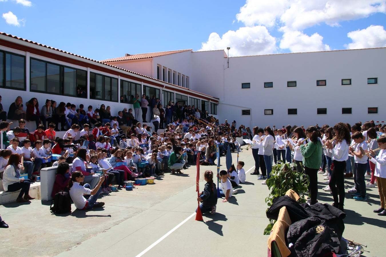 El Colegio 'Sotomayor y Terrazas' ha celebrado, esta mañana, su III Certamen escolar de bandas, organizado por el área de Música de este centro educativo, bajo la dirección de la maestra Loli Guzmán. A las puertas de la Semana Santa de Jerez, la actividad ha tenido como objetivo acercar la música a los niños y trabajar con ellos los sones que acompañan esta celebración. Esta edición ha contado, también, con la participación de alumnos del Colegio de Educación Especial 'Nuestra Señora de Aguasantas', la Agrupación Musical 'Nuestro Padre Jesús Nazareno', la Banda de CC. y TT. de 'Nuestra Señora del Rosario' y la Agrupación Musical 'Maestro Sousa'. Además, como novedad, se ha realizado un desfile previo por las calles del popular 'Barrio Alto'.