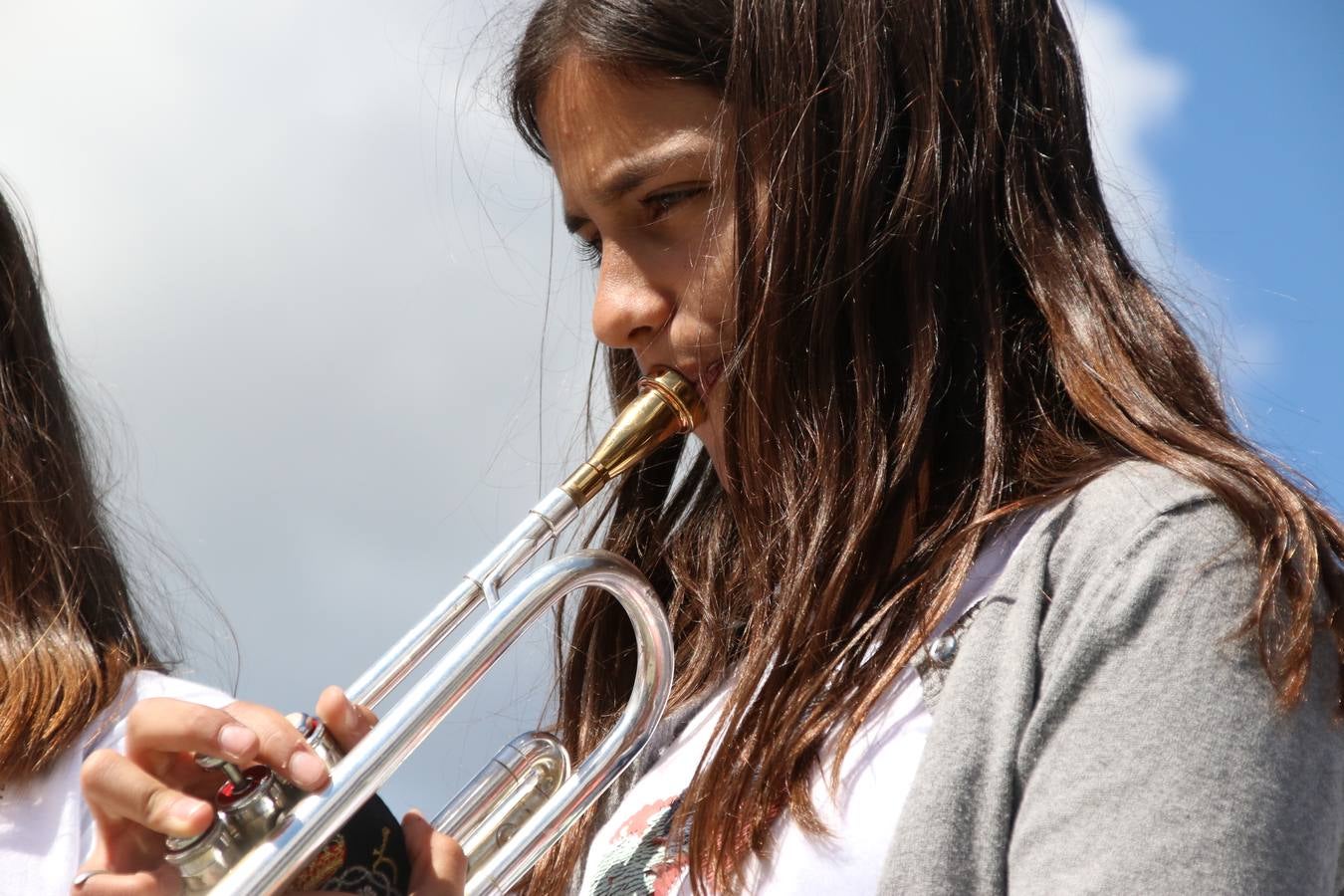 El Colegio 'Sotomayor y Terrazas' ha celebrado, esta mañana, su III Certamen escolar de bandas, organizado por el área de Música de este centro educativo, bajo la dirección de la maestra Loli Guzmán. A las puertas de la Semana Santa de Jerez, la actividad ha tenido como objetivo acercar la música a los niños y trabajar con ellos los sones que acompañan esta celebración. Esta edición ha contado, también, con la participación de alumnos del Colegio de Educación Especial 'Nuestra Señora de Aguasantas', la Agrupación Musical 'Nuestro Padre Jesús Nazareno', la Banda de CC. y TT. de 'Nuestra Señora del Rosario' y la Agrupación Musical 'Maestro Sousa'. Además, como novedad, se ha realizado un desfile previo por las calles del popular 'Barrio Alto'.